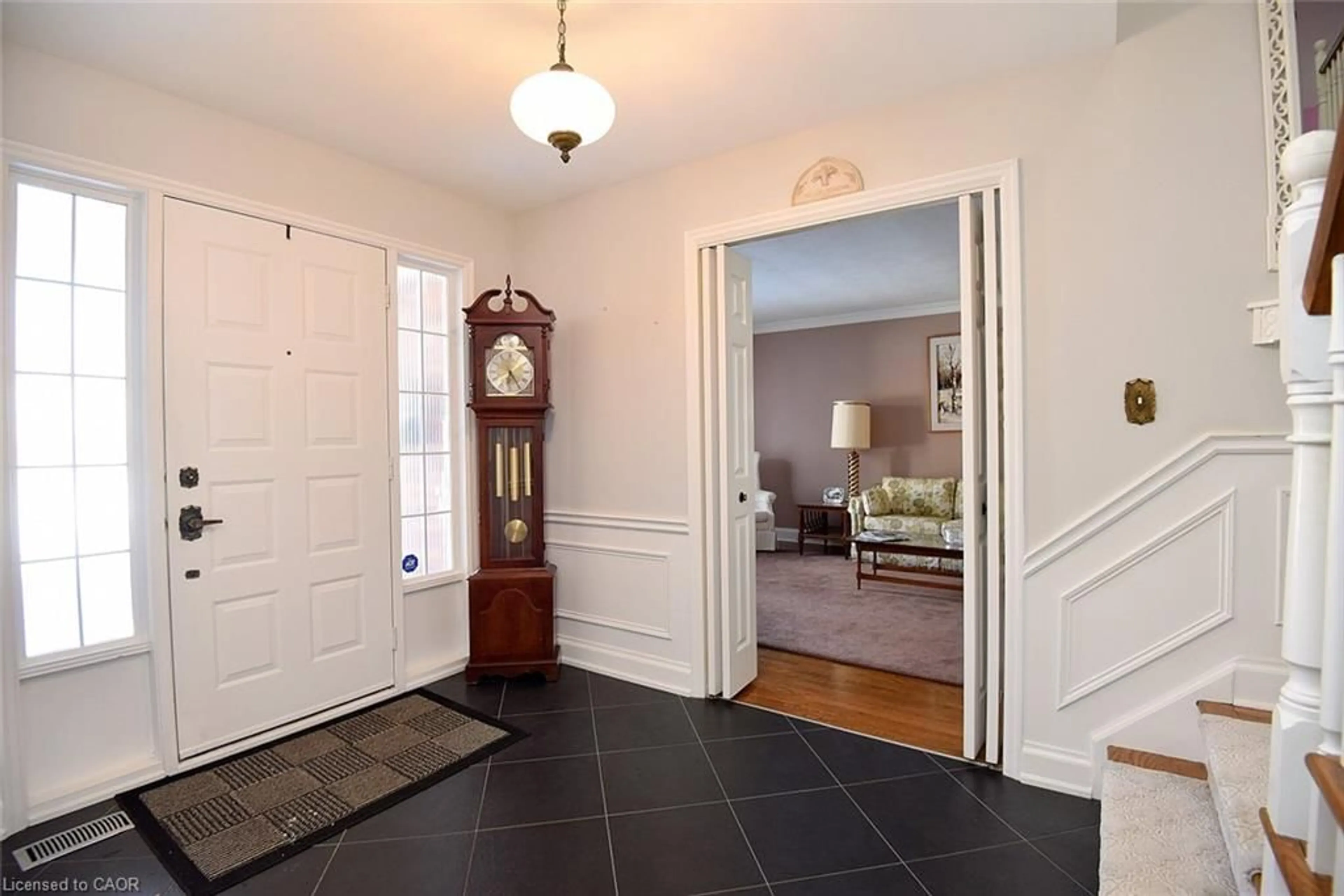 Indoor entryway for 142 Marigold Crt, Ancaster Ontario L9G 3M3