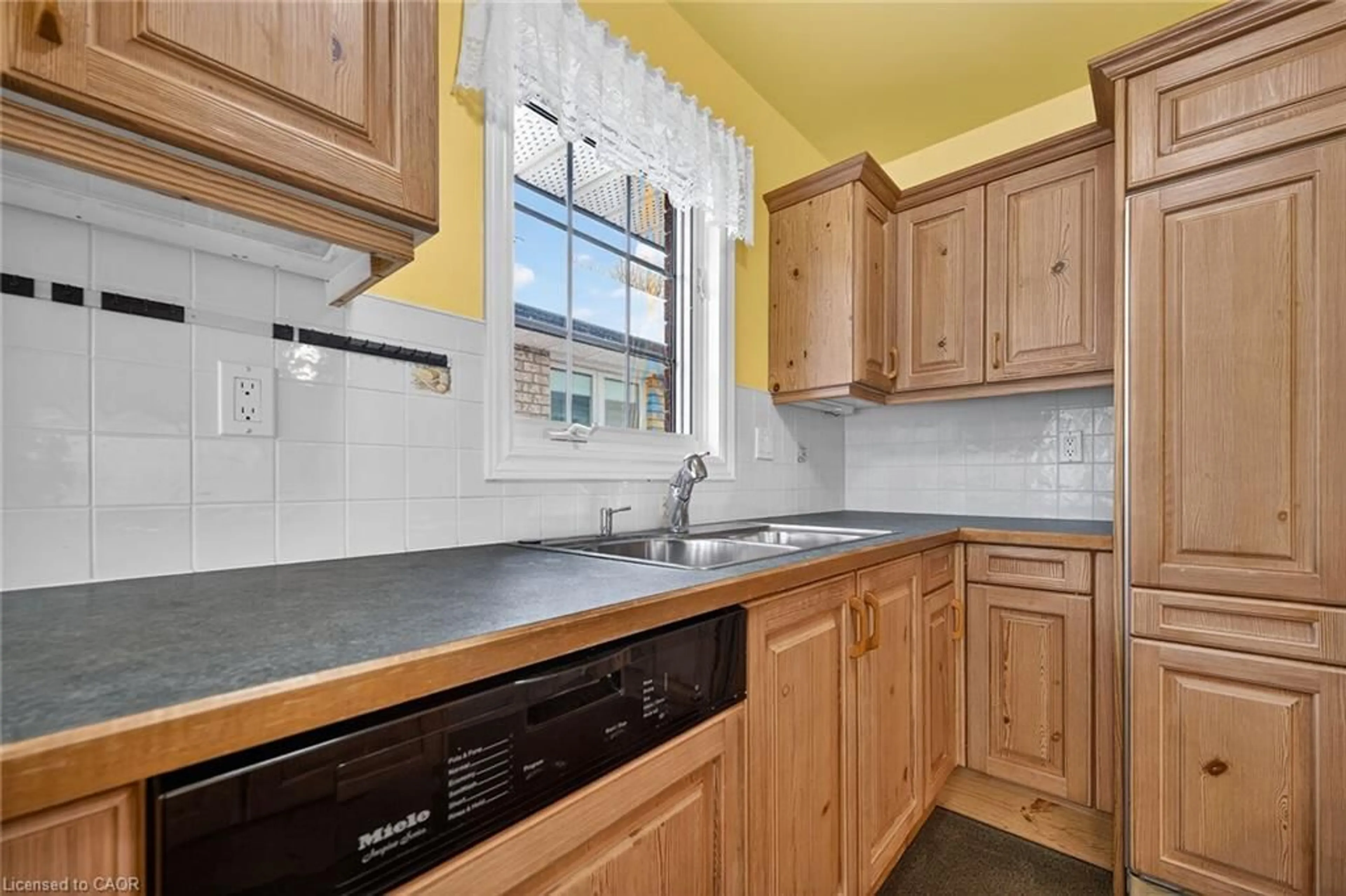 Standard kitchen, ceramic/tile floor for 3241 Kathleen Dr, Burlington Ontario L7M 3Y5