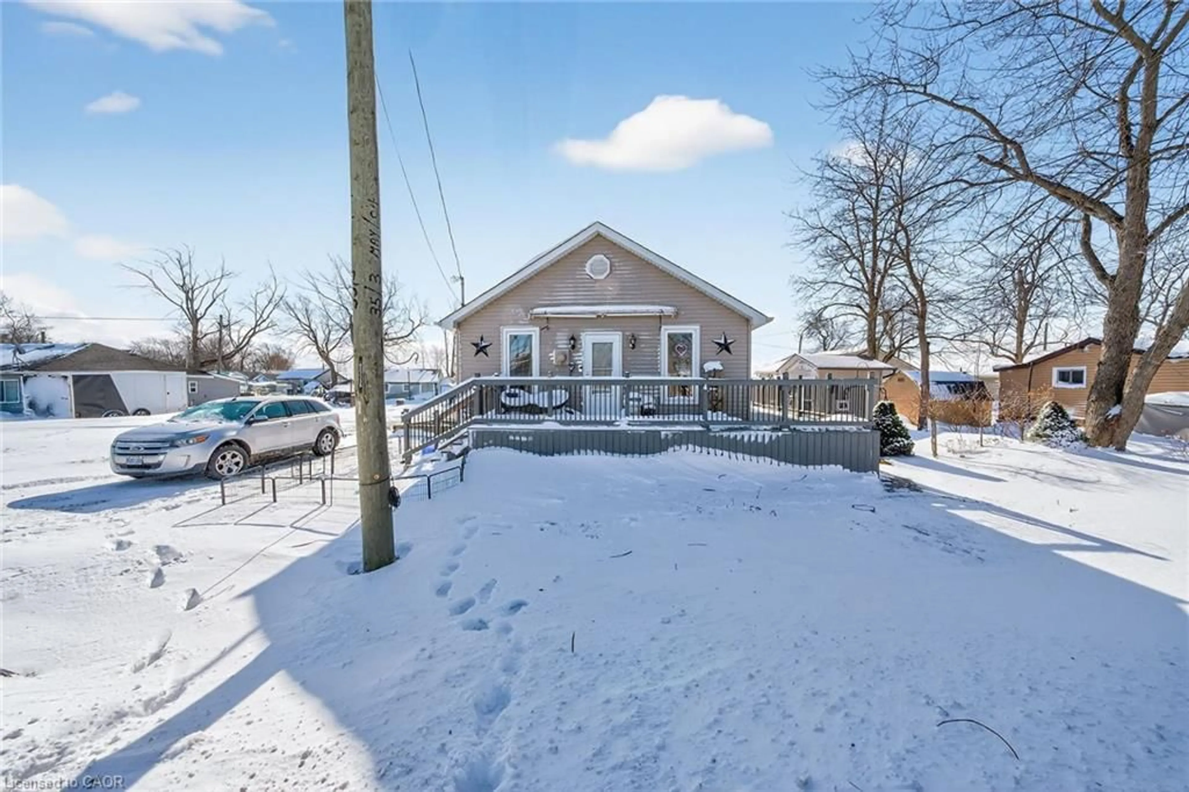 A pic from outside/outdoor area/front of a property/back of a property/a pic from drone, street for 1040 Lakeshore Rd, Selkirk Ontario N0A 1P0