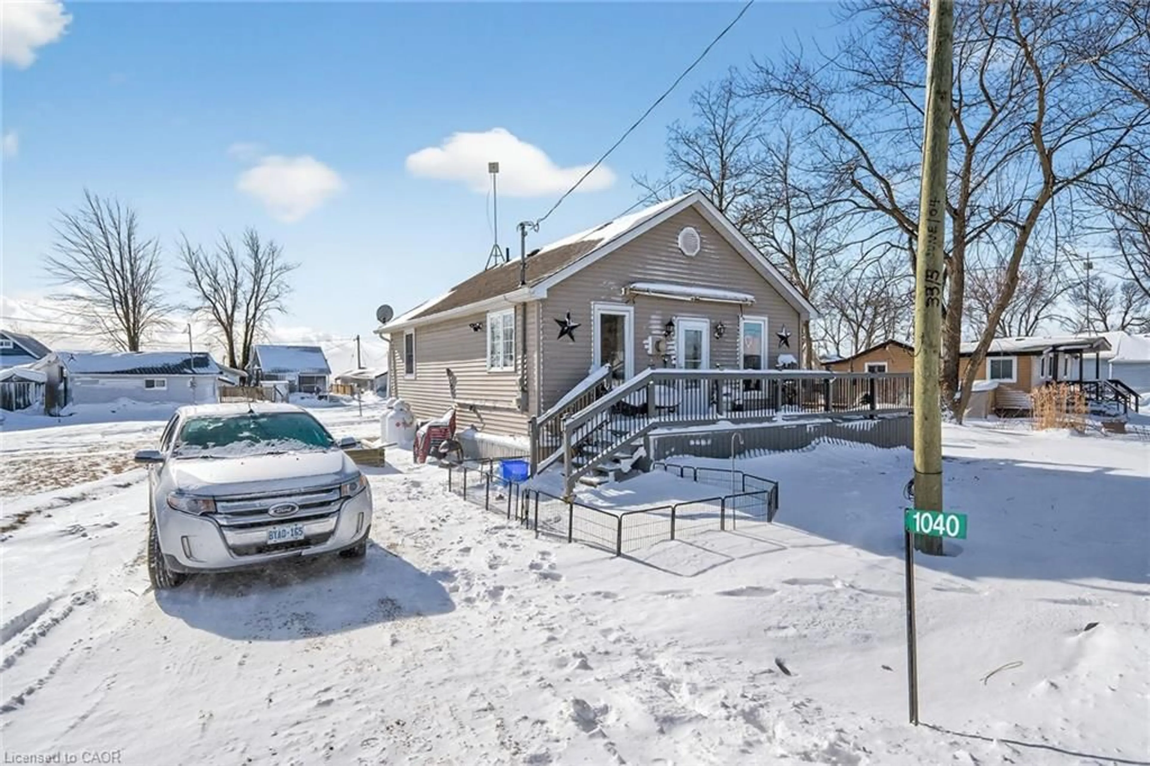 A pic from outside/outdoor area/front of a property/back of a property/a pic from drone, street for 1040 Lakeshore Rd, Selkirk Ontario N0A 1P0
