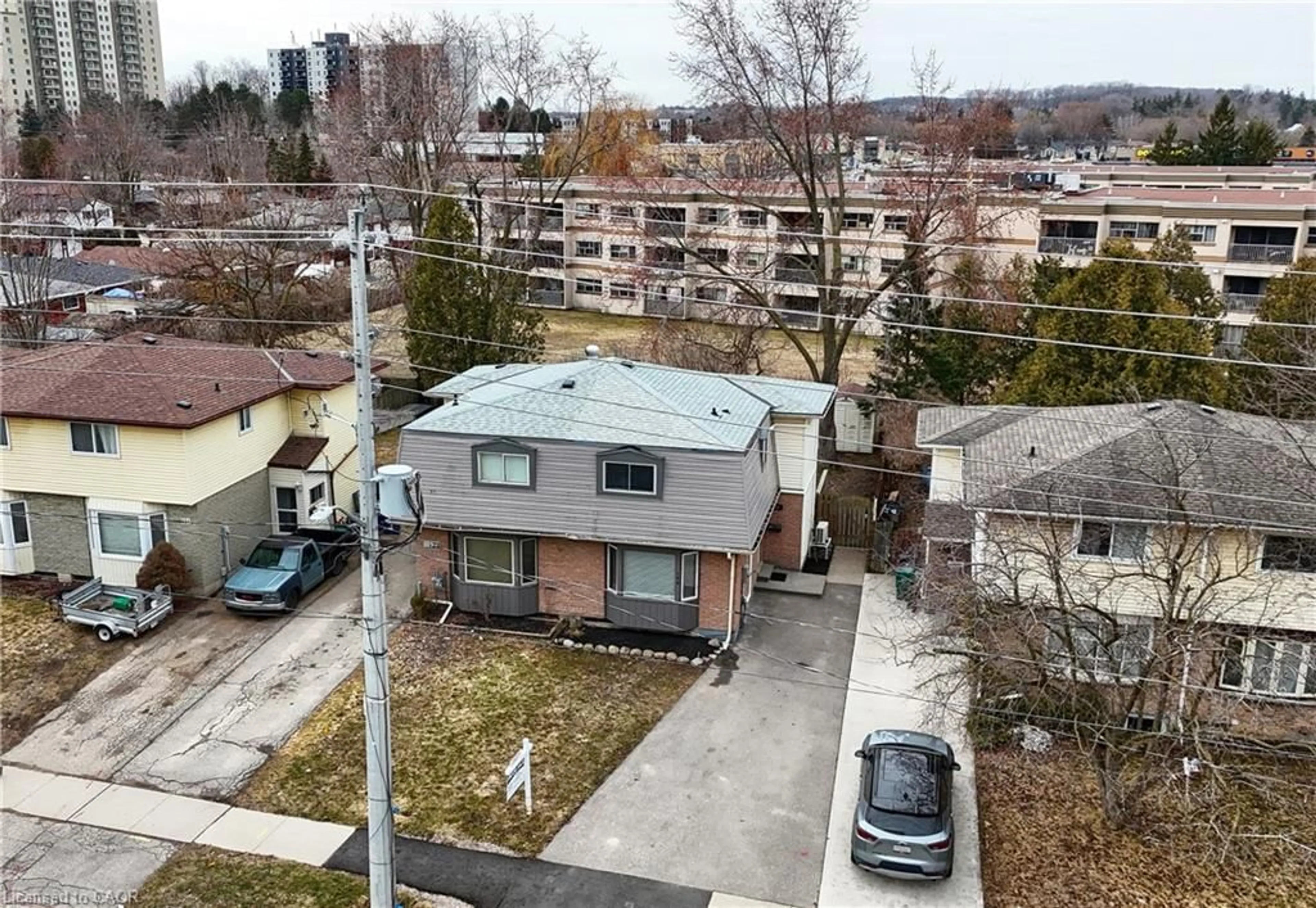 A pic from outside/outdoor area/front of a property/back of a property/a pic from drone, street for 120 Green Valley Dr, Kitchener Ontario N2P 1P1