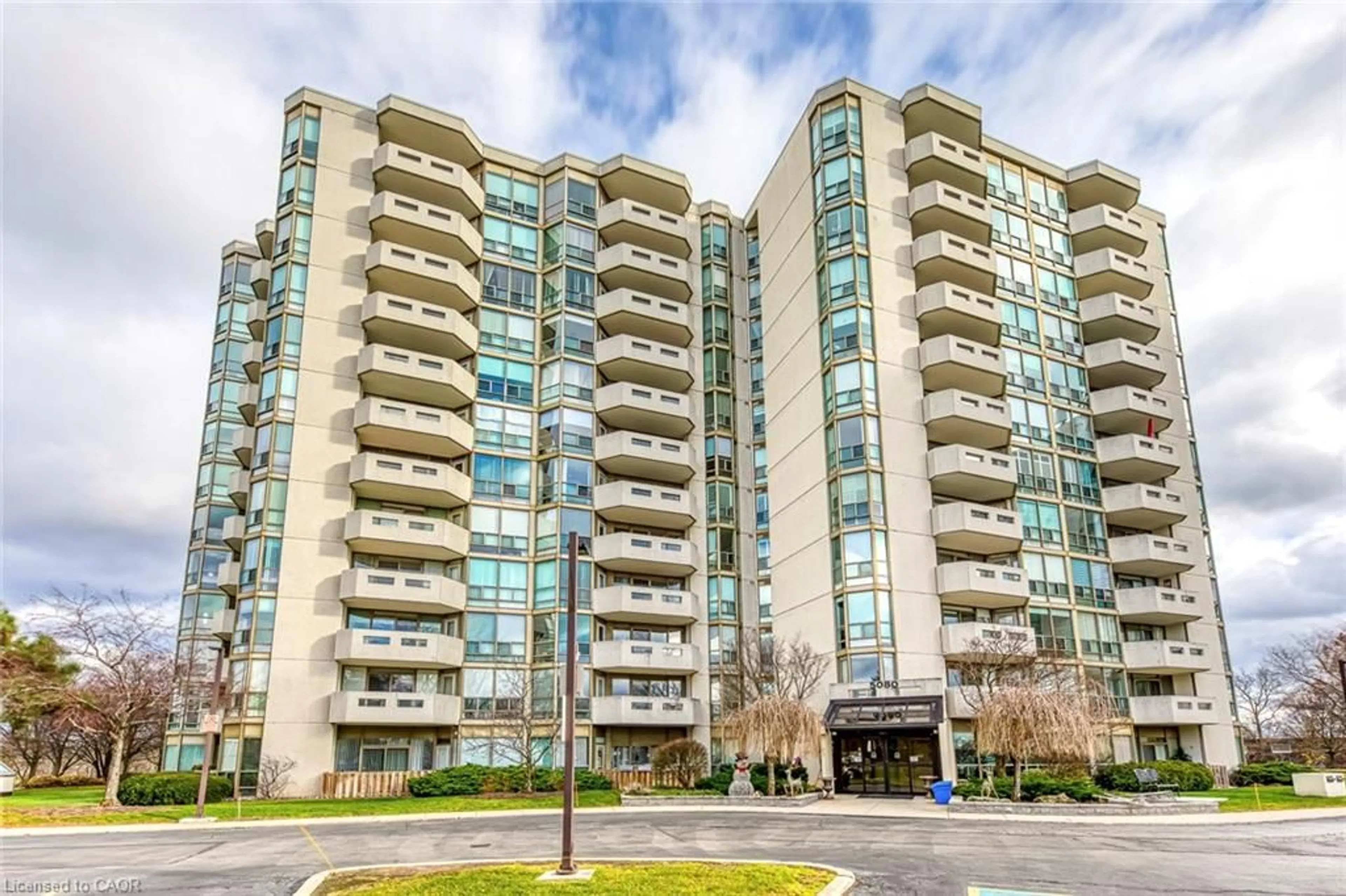 Indoor foyer for 5080 Pinedale Ave #902, Burlington Ontario L7L 5V7