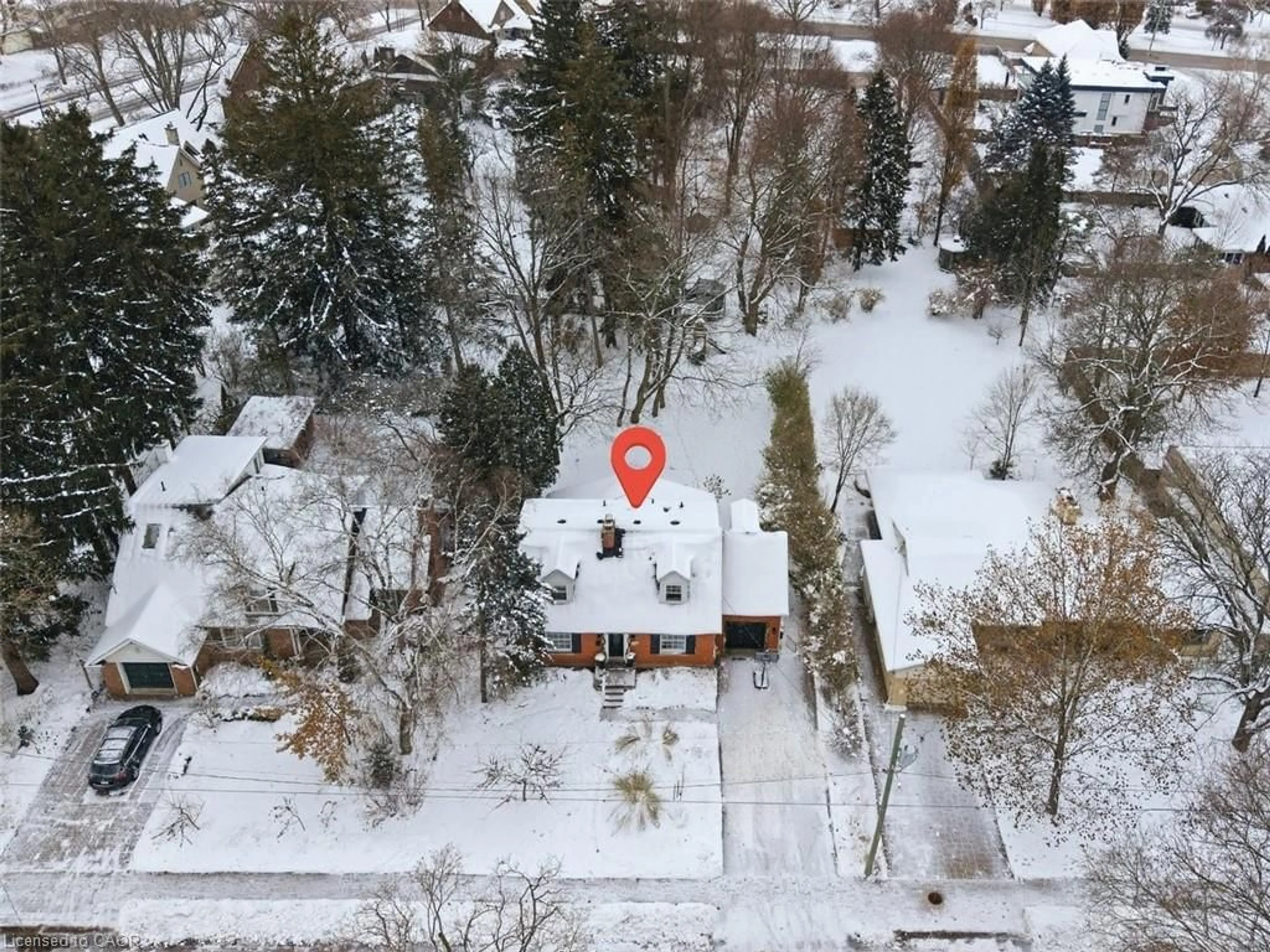 A pic from outside/outdoor area/front of a property/back of a property/a pic from drone, street for 115 Roslin Ave, Waterloo Ontario N2L 2H3
