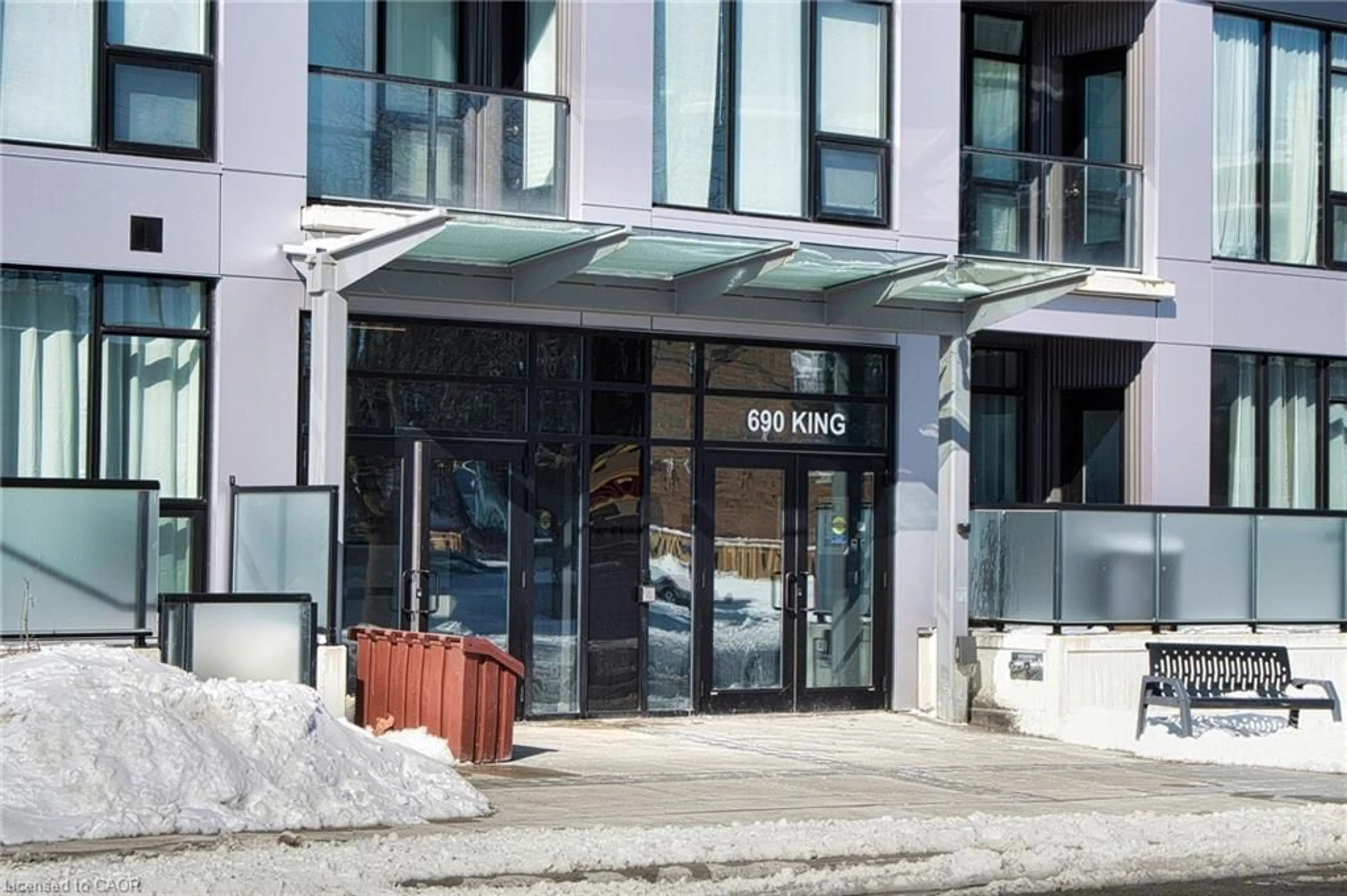 Indoor foyer for 690 King St #101, Kitchener Ontario N2H 5L8