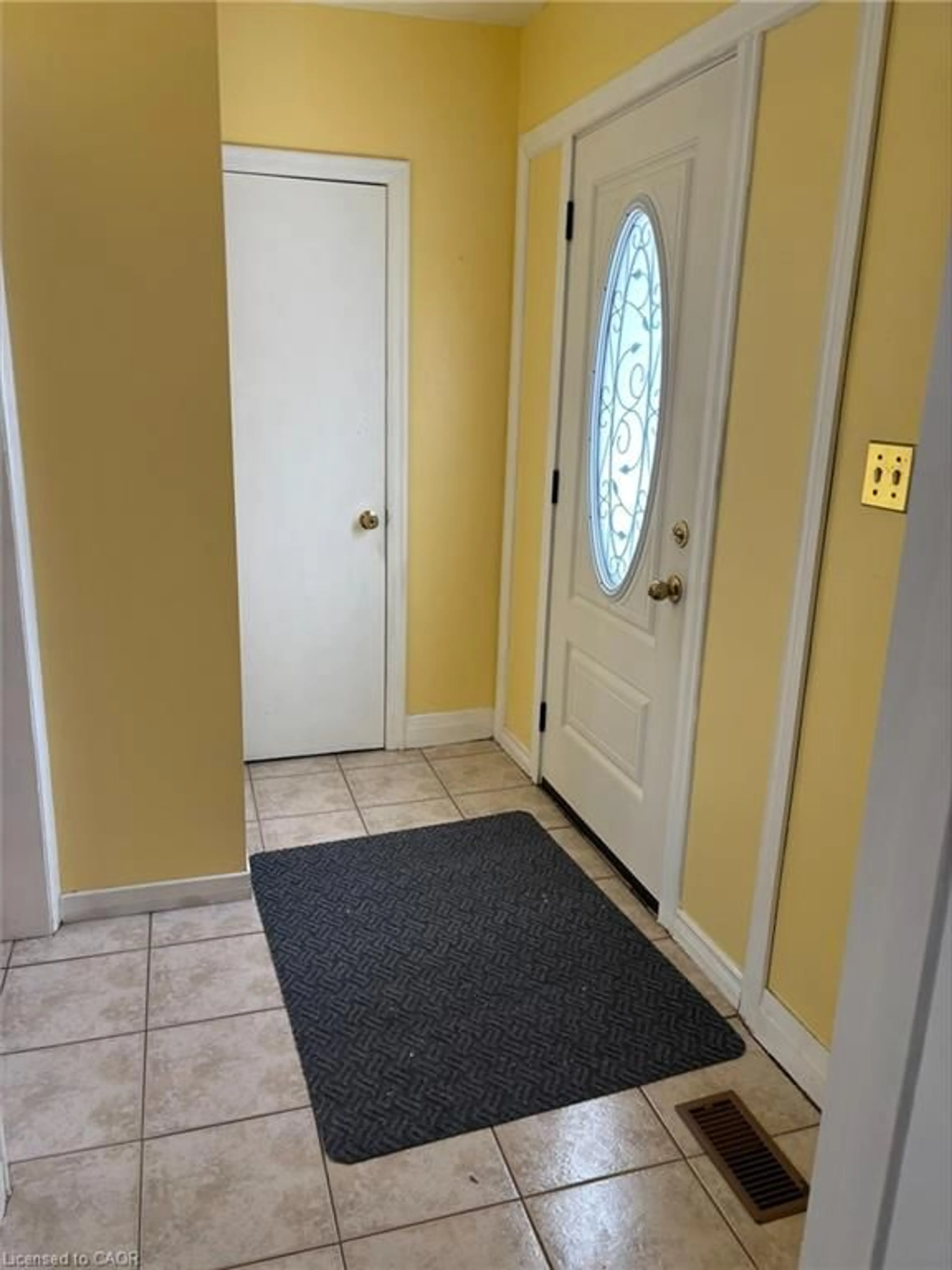 Indoor entryway for 335 East 19th St, Hamilton Ontario L9A 4S9