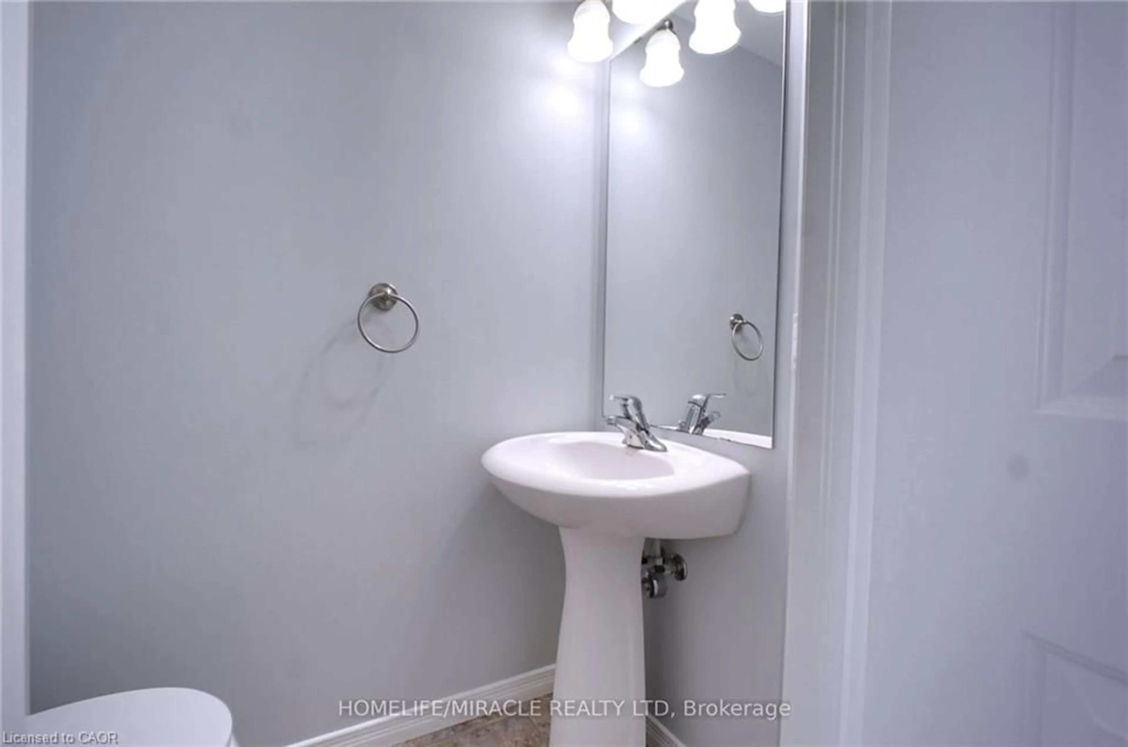 Standard bathroom, unknown for 919 Zeller Cres, Kitchener Ontario N2A 0C7