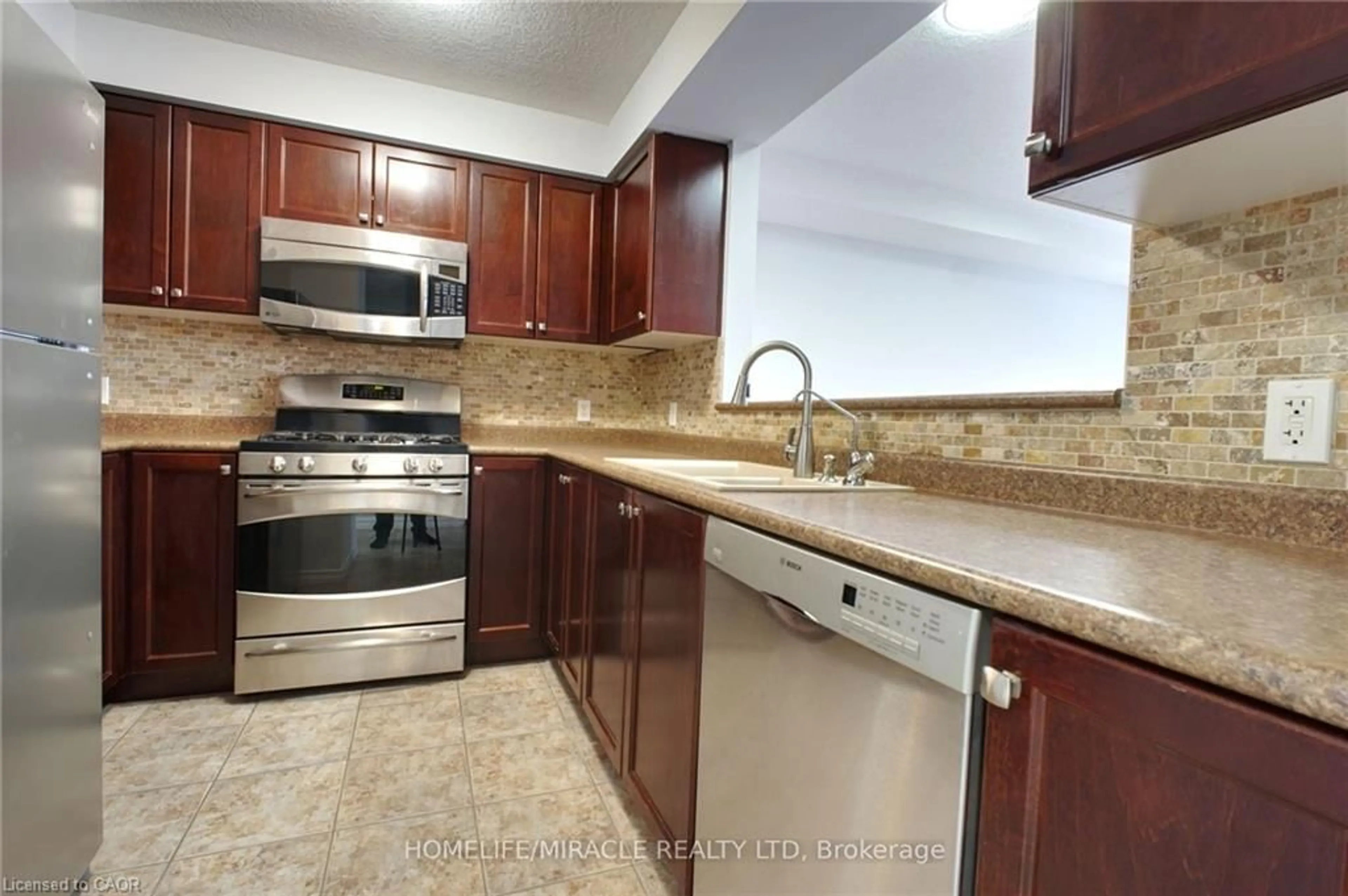 Standard kitchen, ceramic/tile floor for 919 Zeller Cres, Kitchener Ontario N2A 0C7