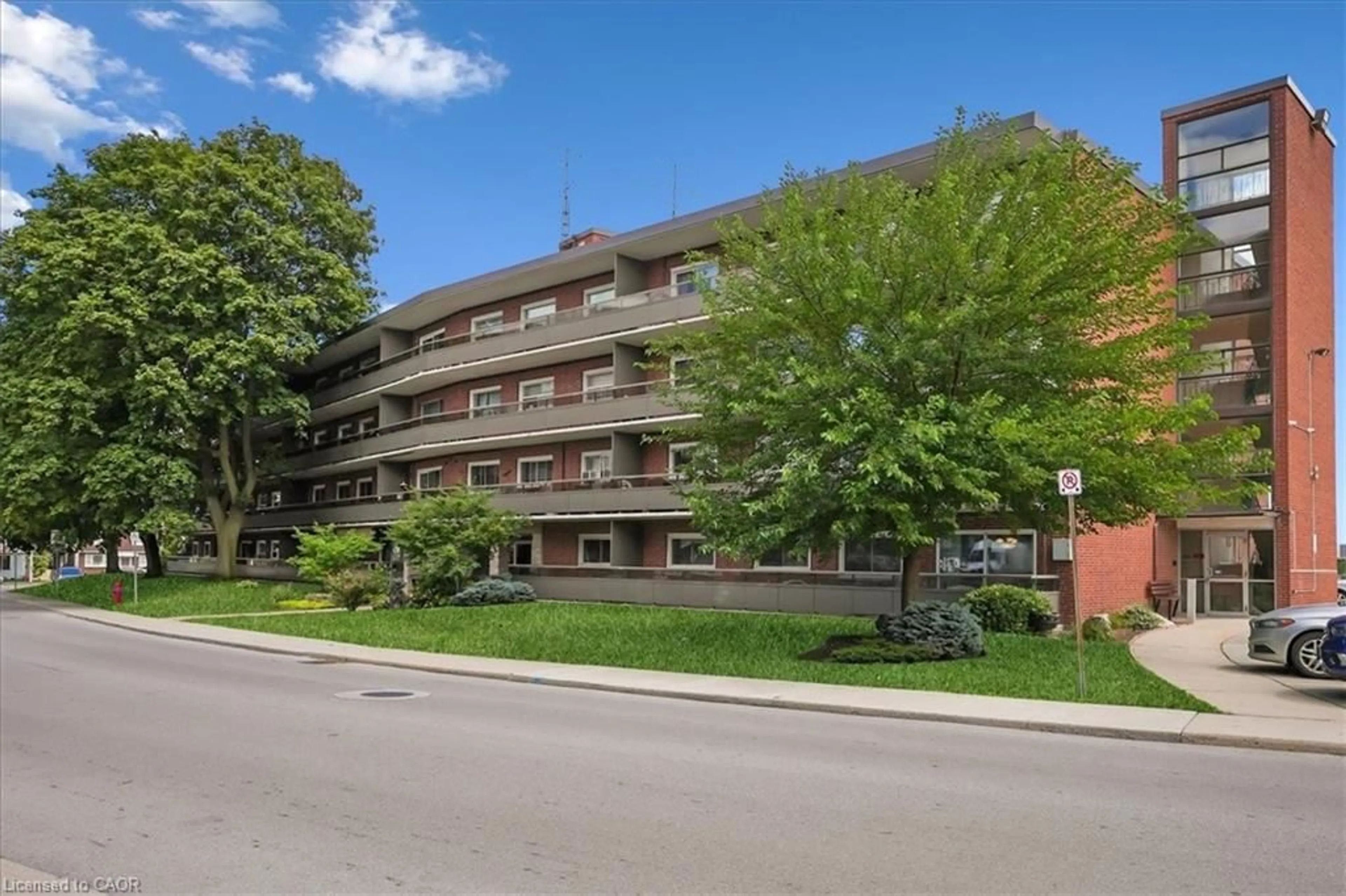 Patio, unknown for 11 Woodman Dr #102, Hamilton Ontario L8K 4E3