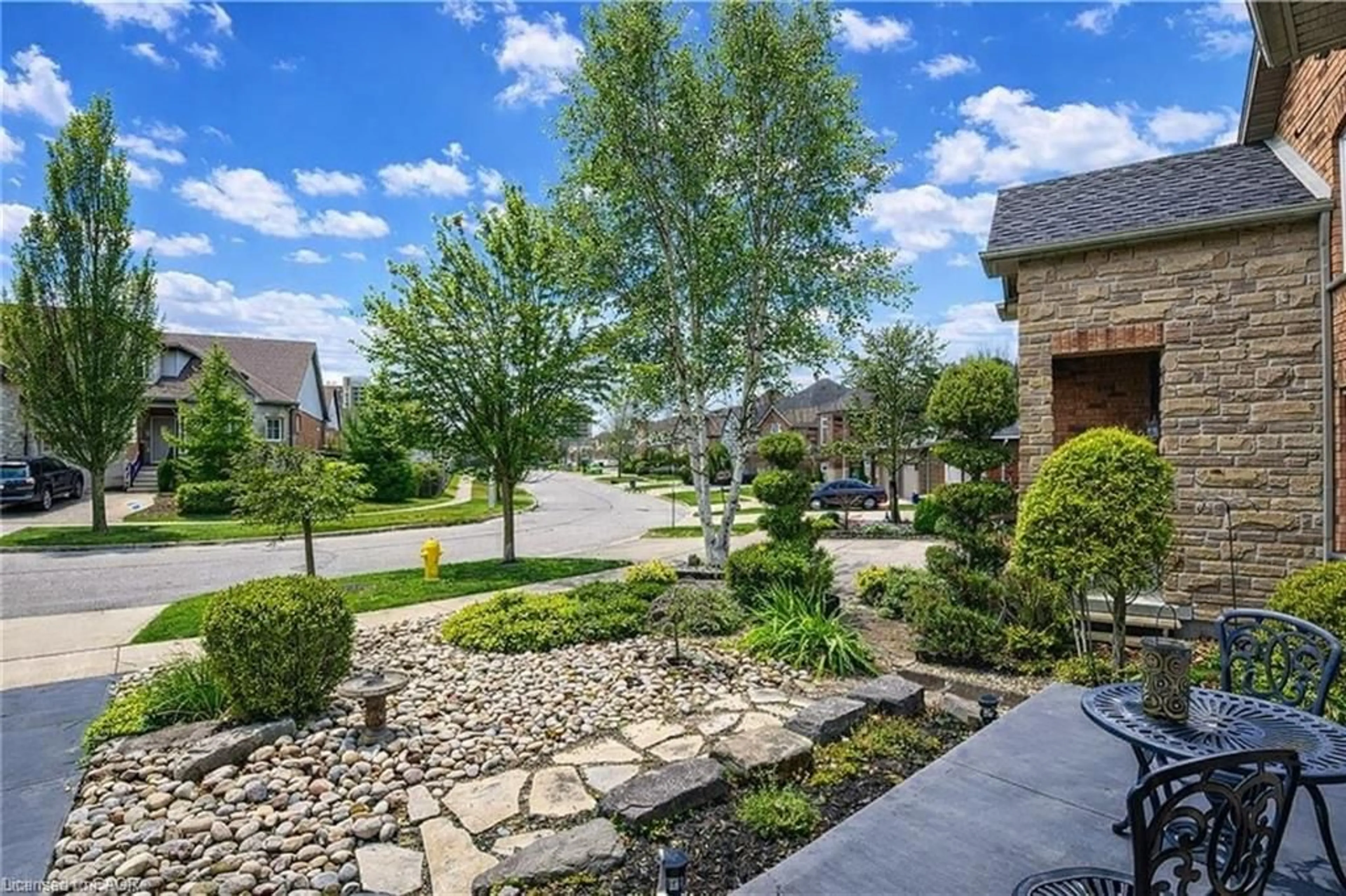 Patio, street for 152 Lena Cres, Cambridge Ontario N1R 8P6