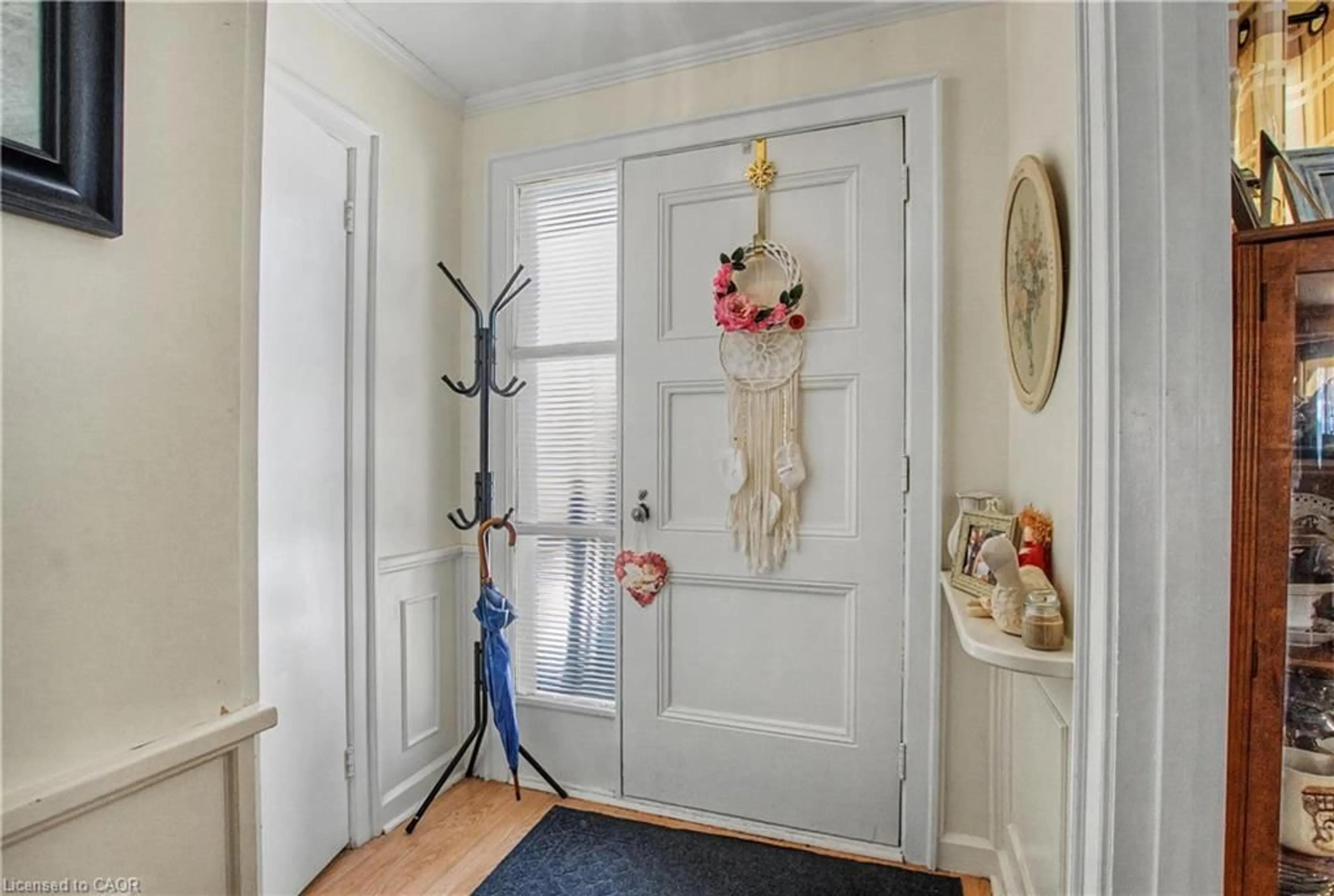 Indoor entryway for 39 Henry St, Cambridge Ontario N1R 3W3