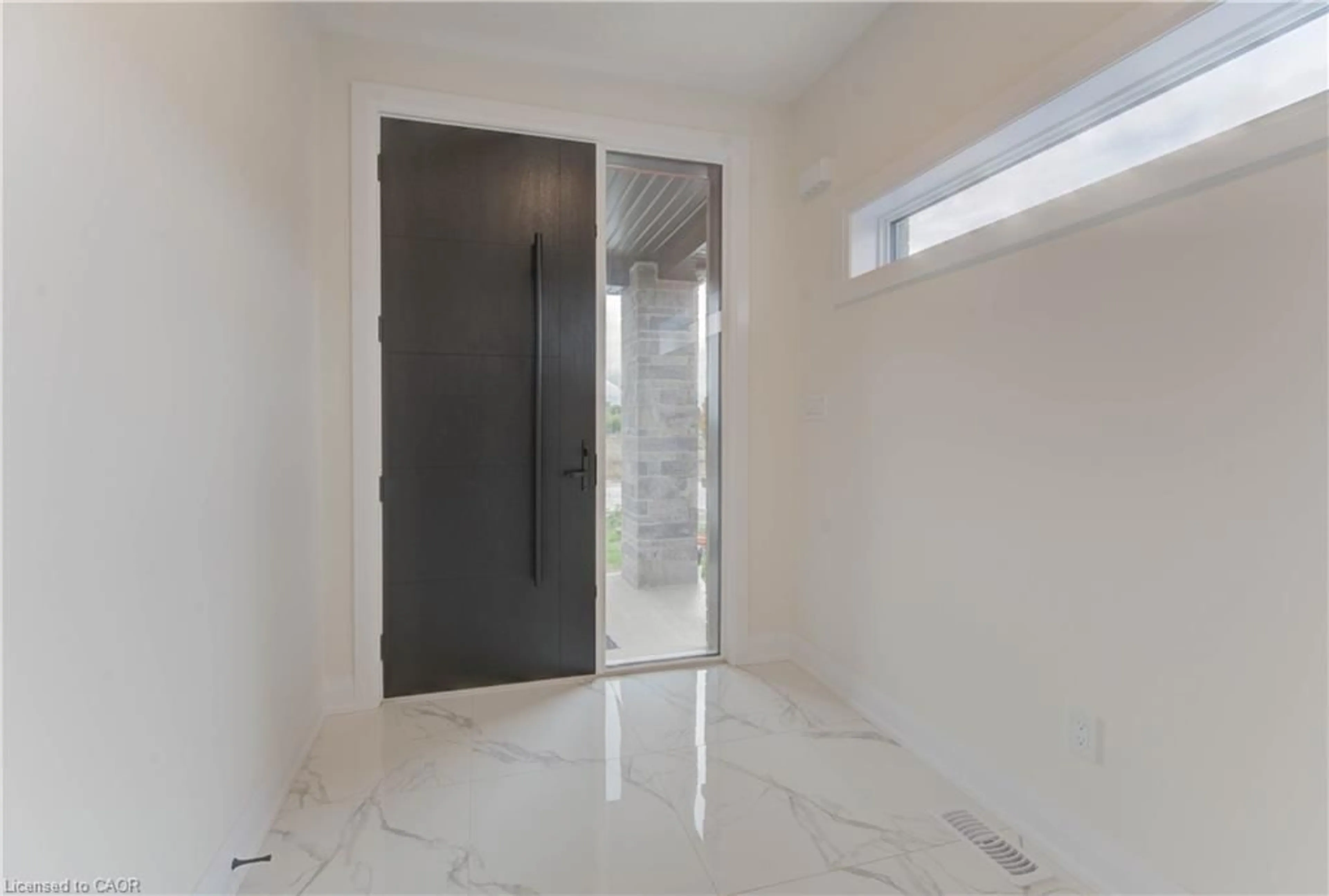 Indoor foyer for 58 Jacob Detweiller Dr, Kitchener Ontario N2P 0K7