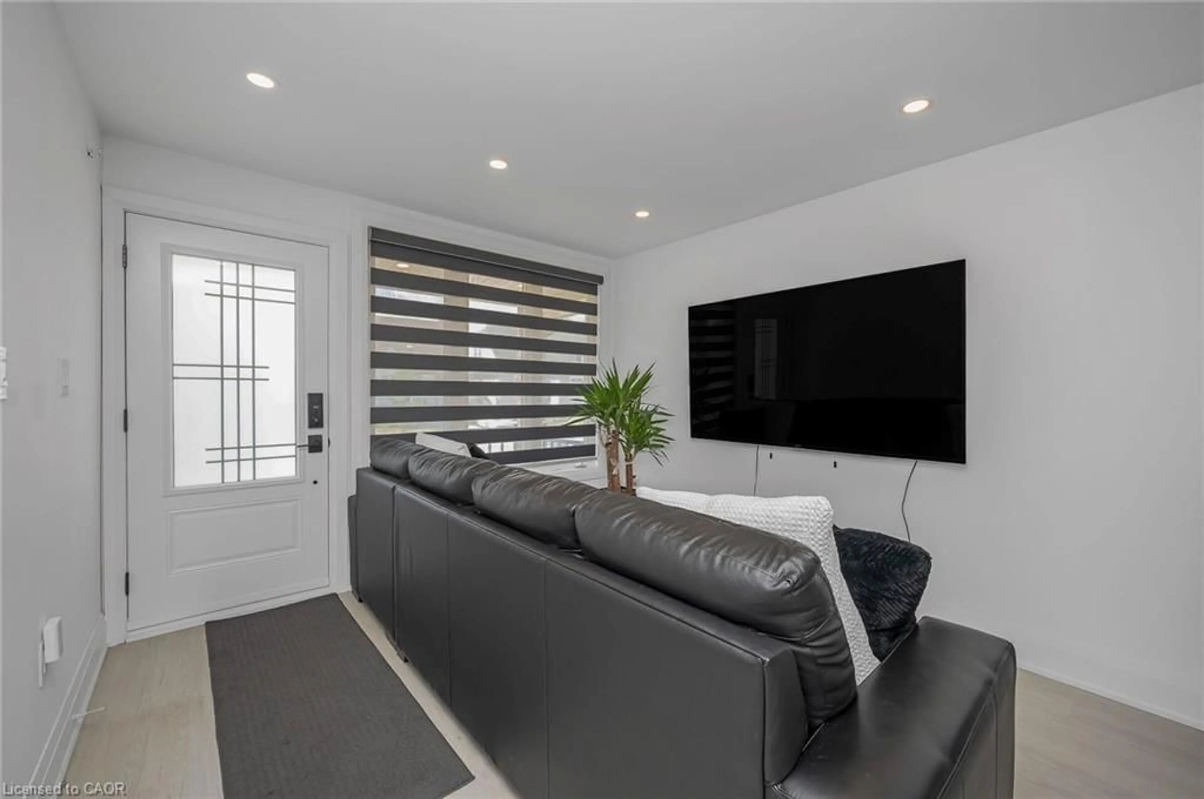 Home theater for 525 Britannia Ave, Hamilton Ontario L8L 1W7