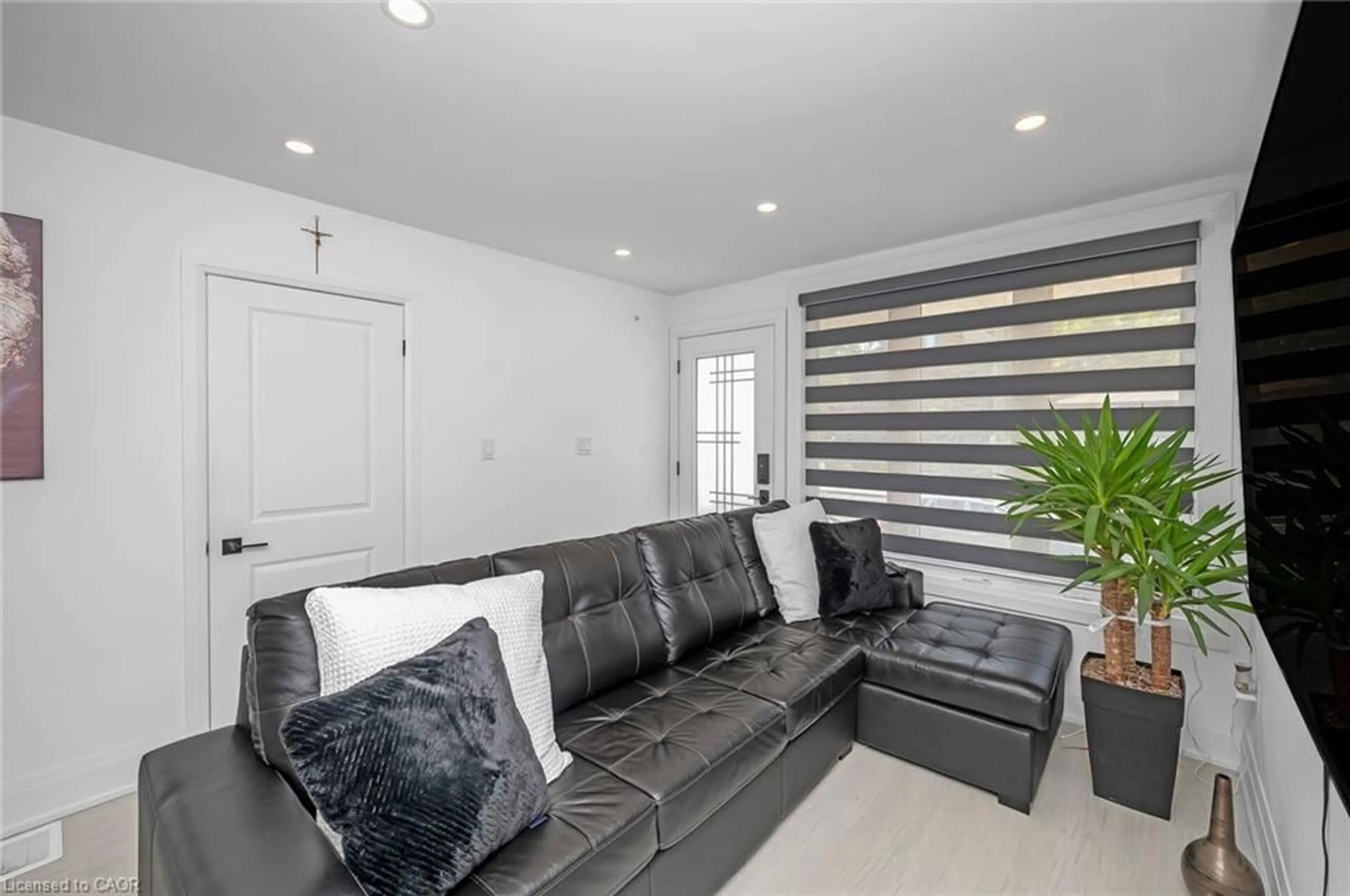 Living room with furniture, unknown for 525 Britannia Ave, Hamilton Ontario L8L 1W7