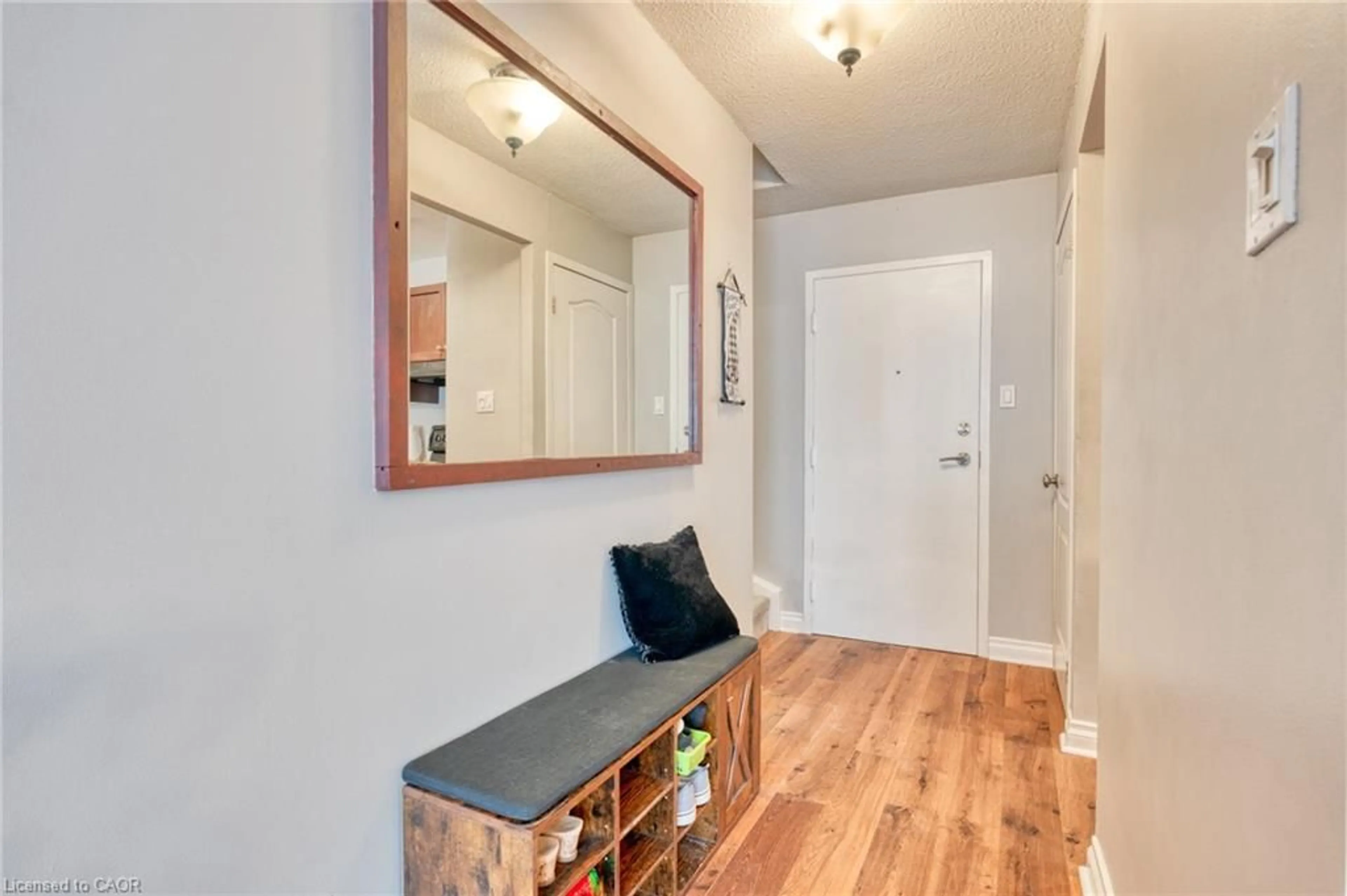 Indoor entryway for 1036 Falgarwood Dr #79, Oakville Ontario L6H 2P3