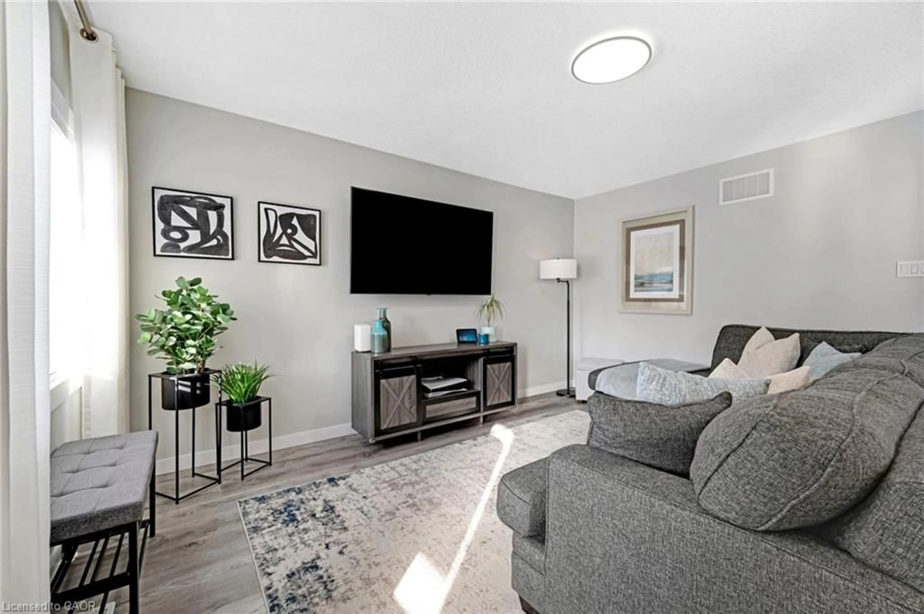 Living room with furniture, unknown for 175 Forest Rd, Cambridge Ontario N1S 3B9