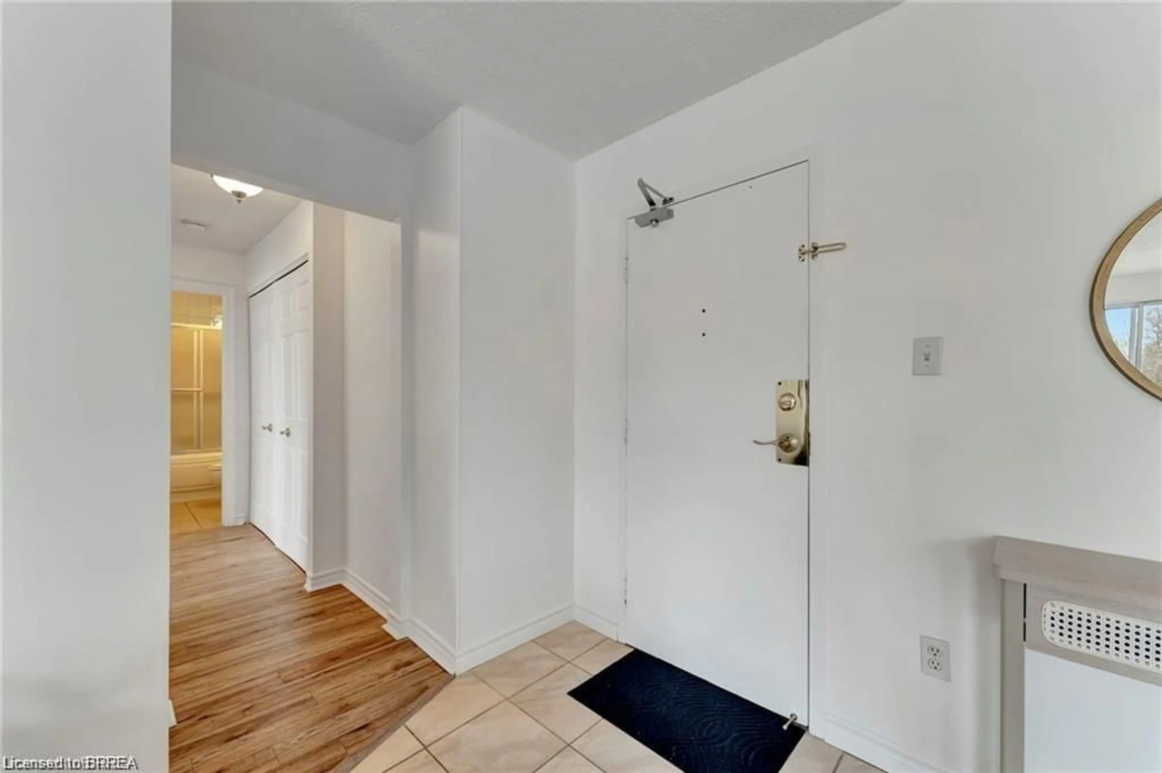 Indoor entryway for 793 Colborne St #207, Brantford Ontario N3S 7J3