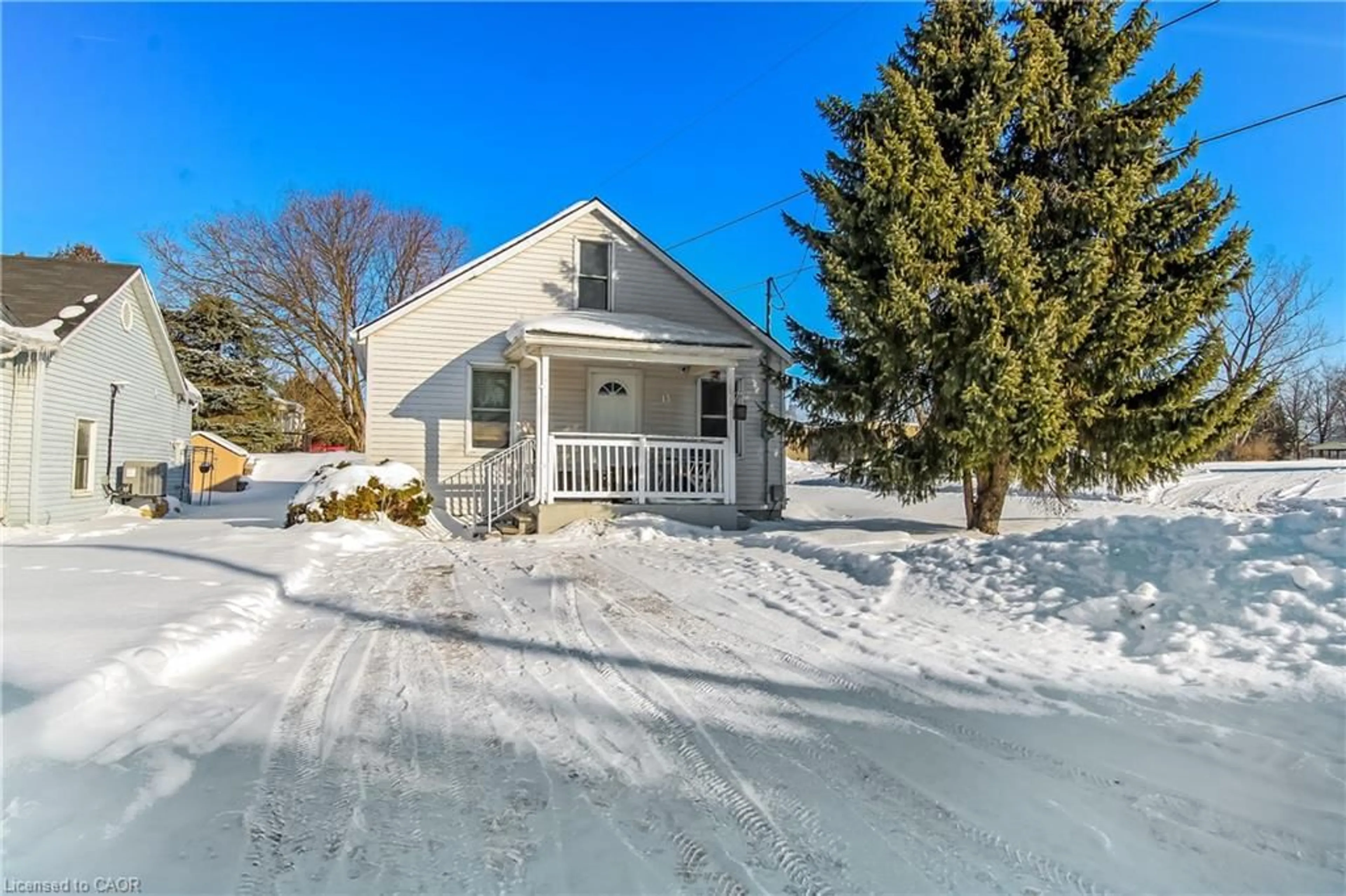 A pic from outside/outdoor area/front of a property/back of a property/a pic from drone, street for 13 Second Ave, Simcoe Ontario N3Y 2N8