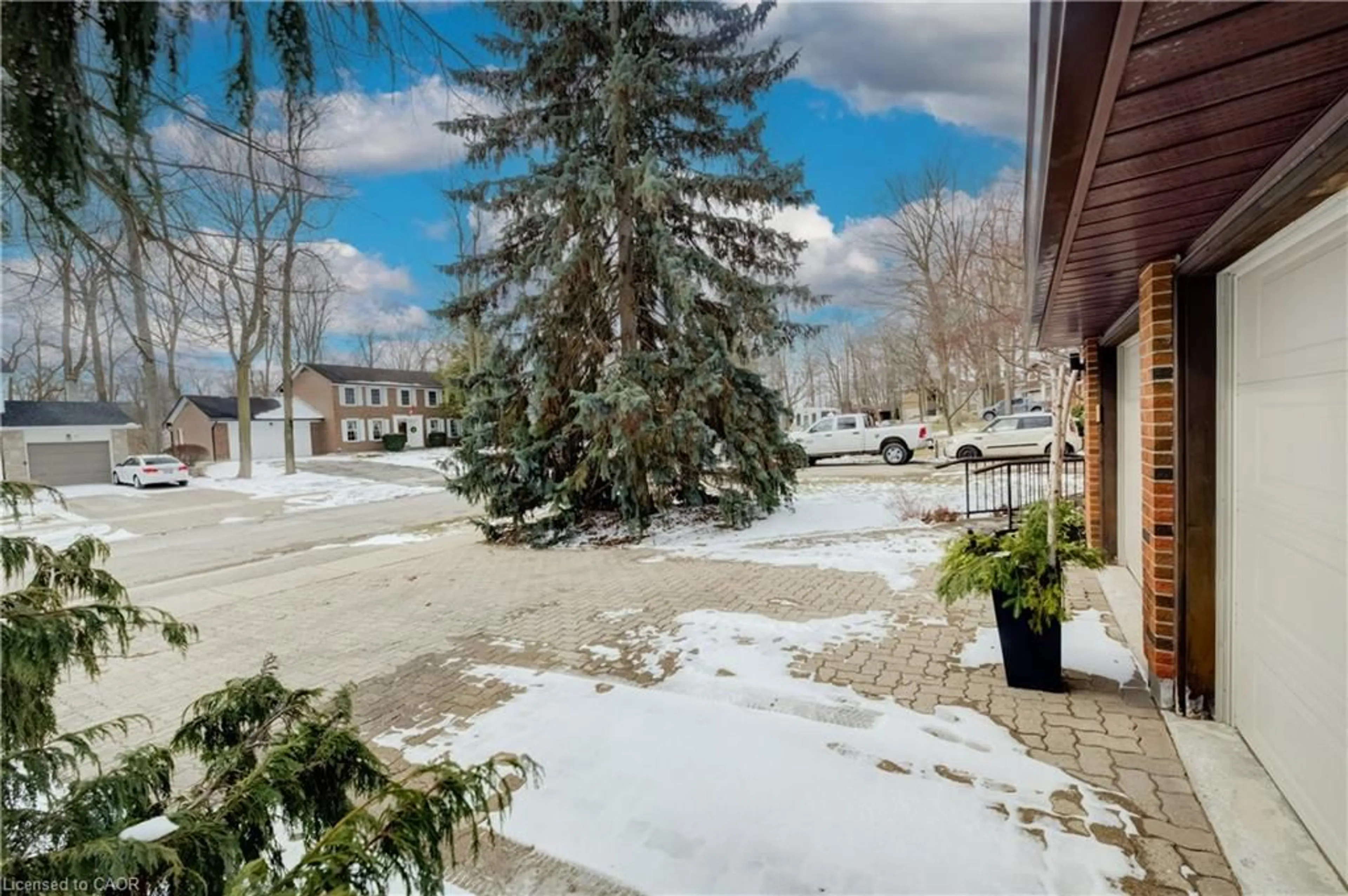 Patio, street for 54 Glenwood Dr, Kitchener Ontario N2A 1H7
