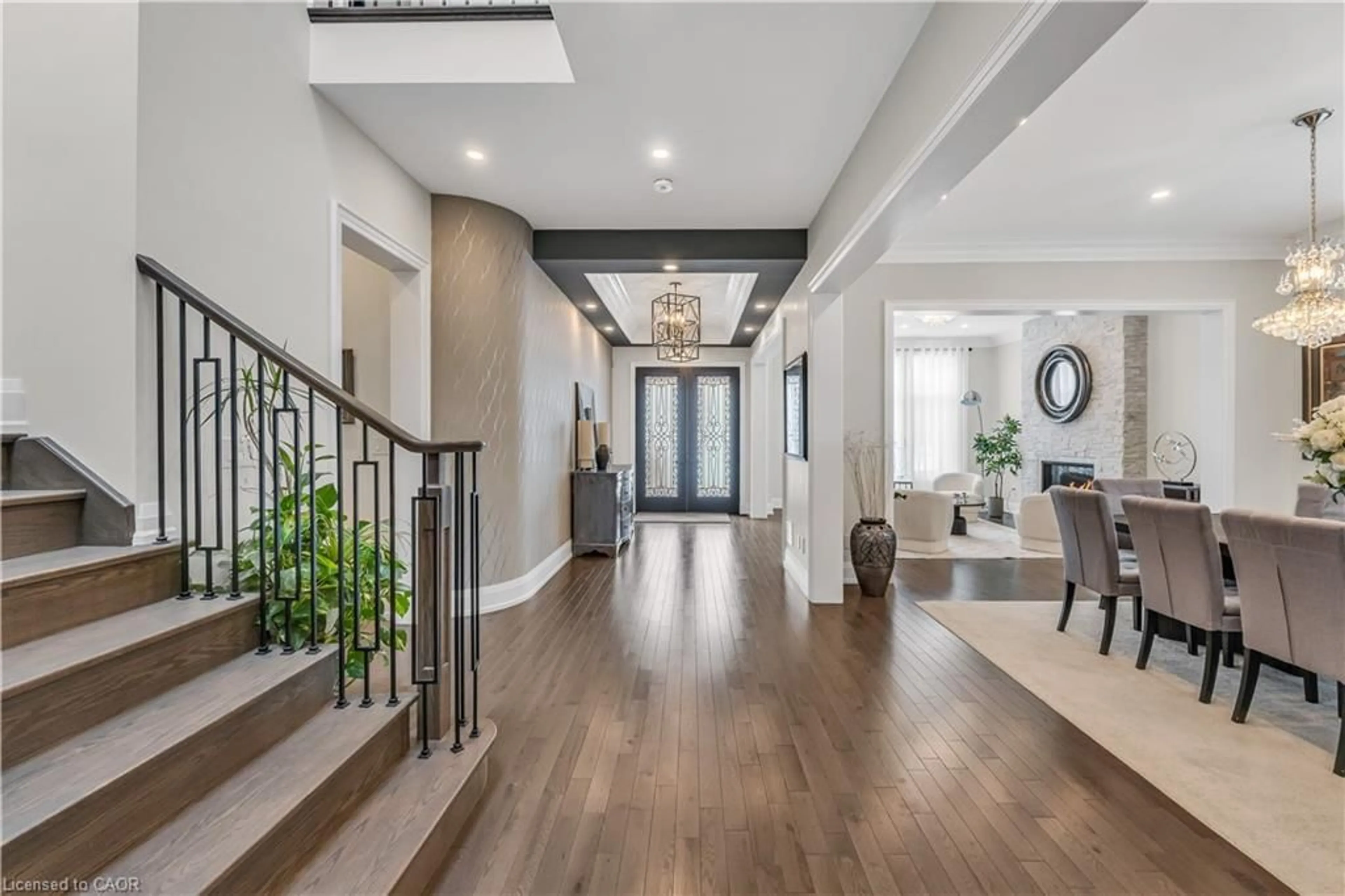 Indoor entryway for 1285 Mineola Garden, Mississauga Ontario L5G 3Y5