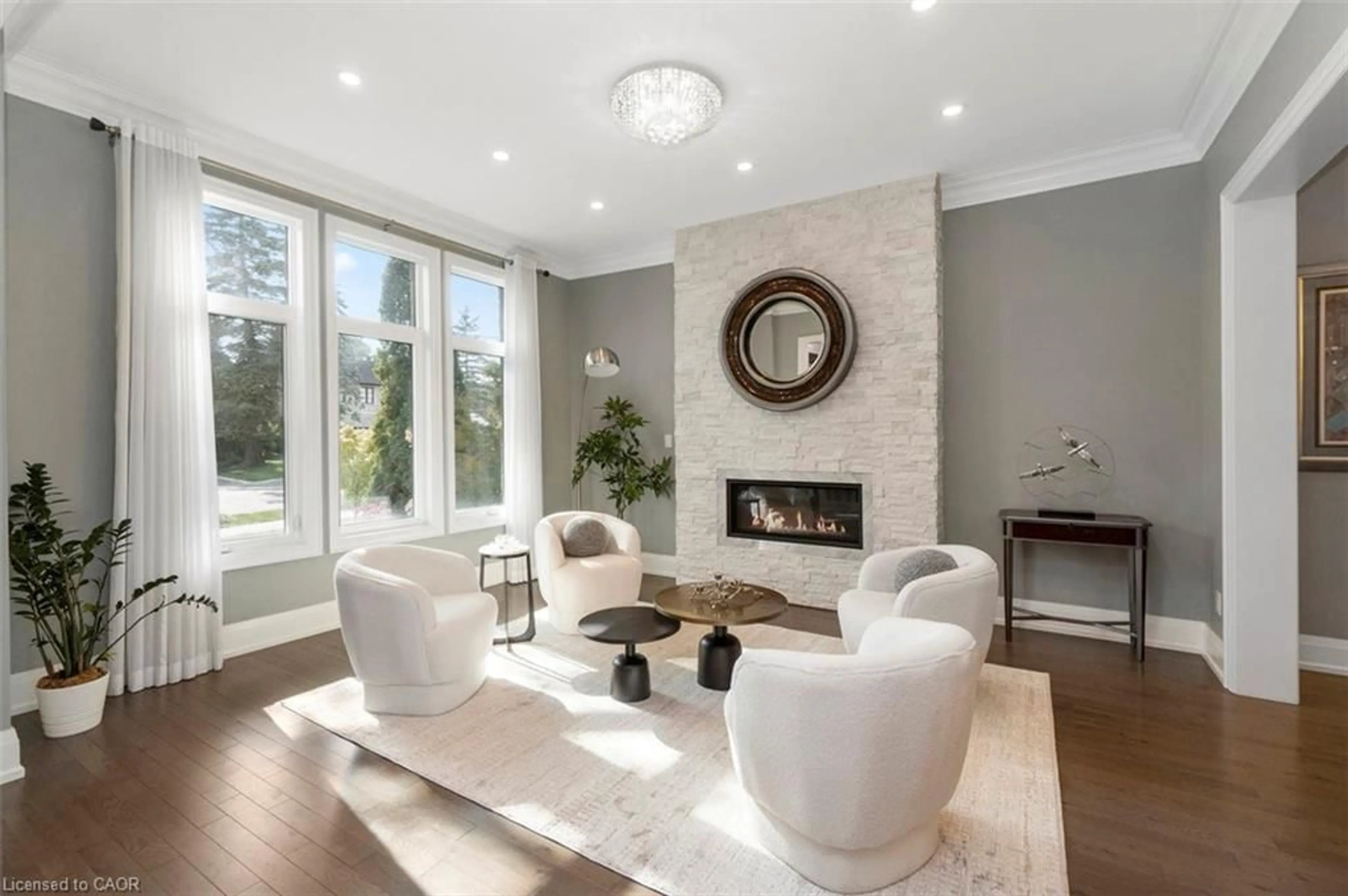 Living room with furniture, unknown for 1285 Mineola Garden, Mississauga Ontario L5G 3Y5