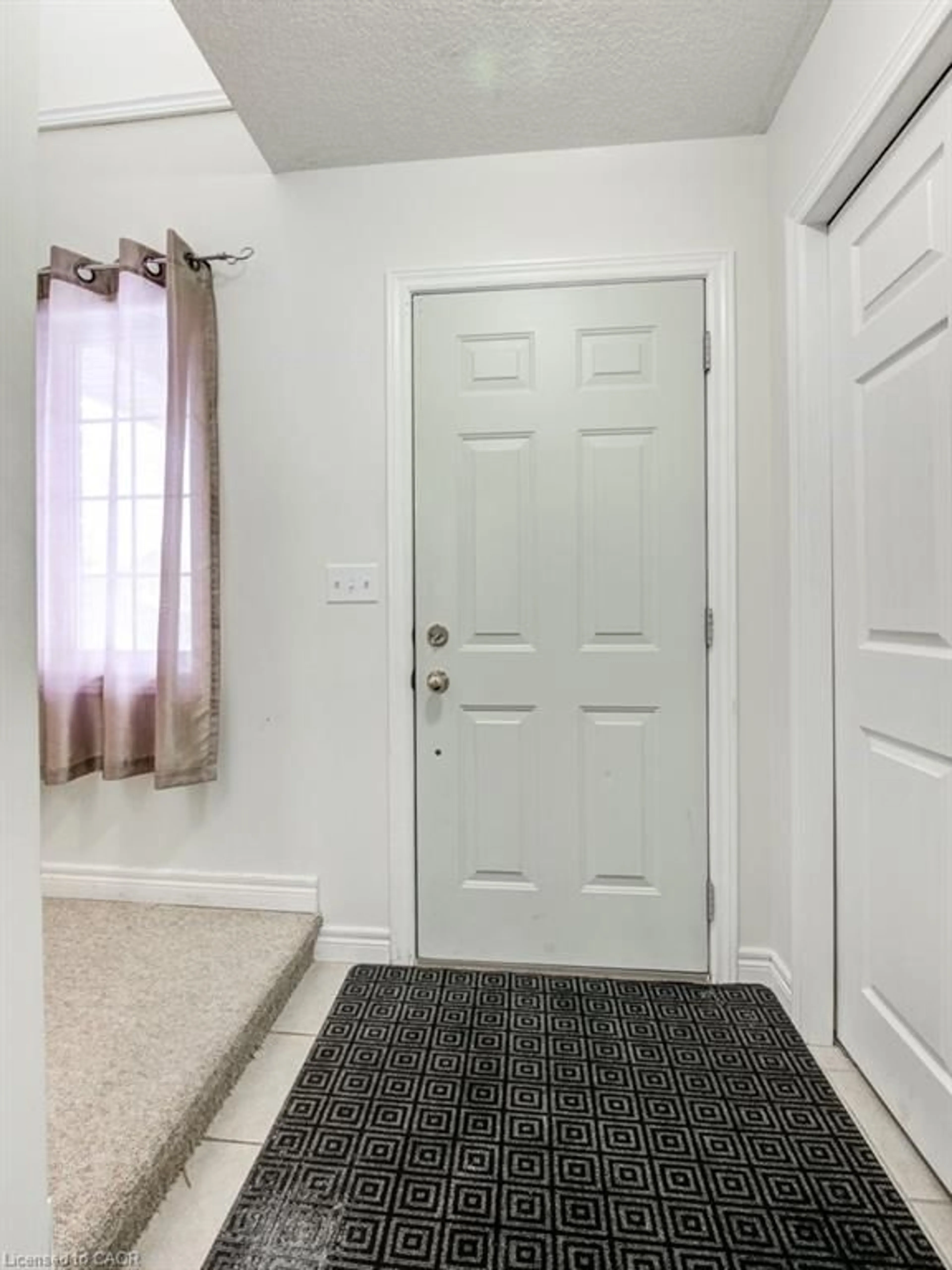 Indoor entryway for 711 Southwood Way, Woodstock Ontario N4V 1H5
