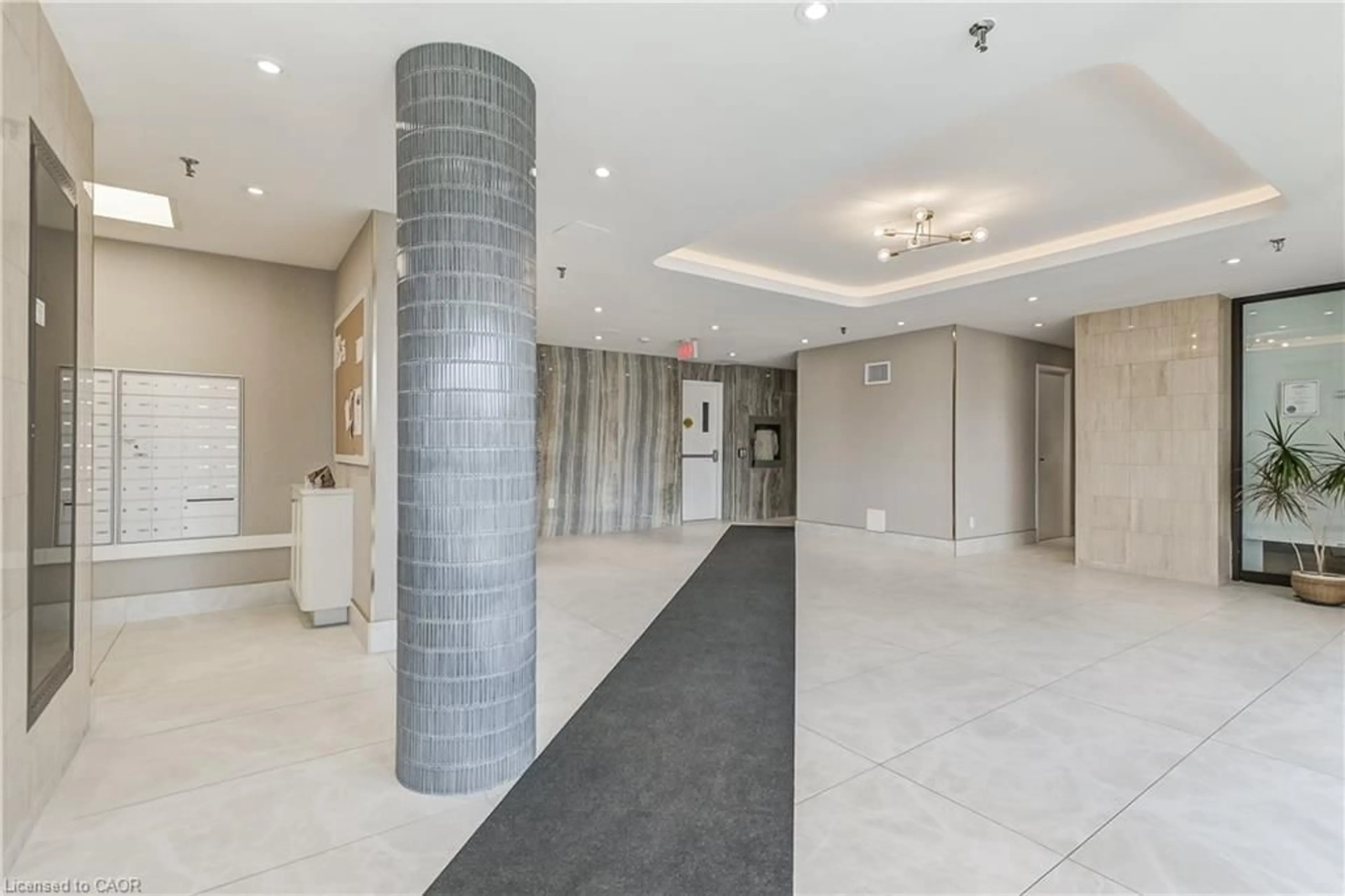 Indoor foyer for 3845 Lakeshore Blvd #804, Etobicoke Ontario M8W 4Y3