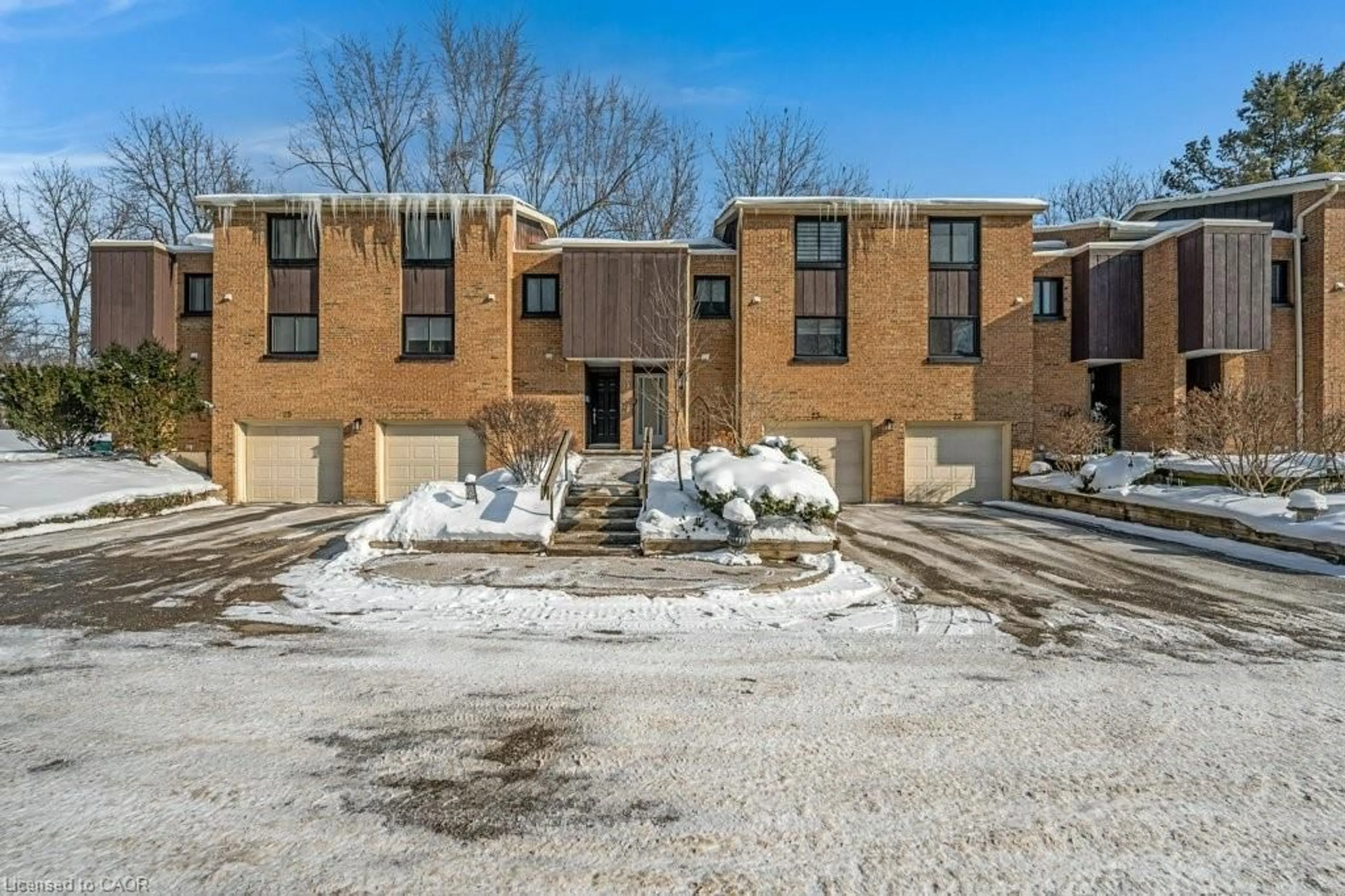 A pic from outside/outdoor area/front of a property/back of a property/a pic from drone, street for 220 Salisbury Ave #23, Cambridge Ontario N1S 1K5