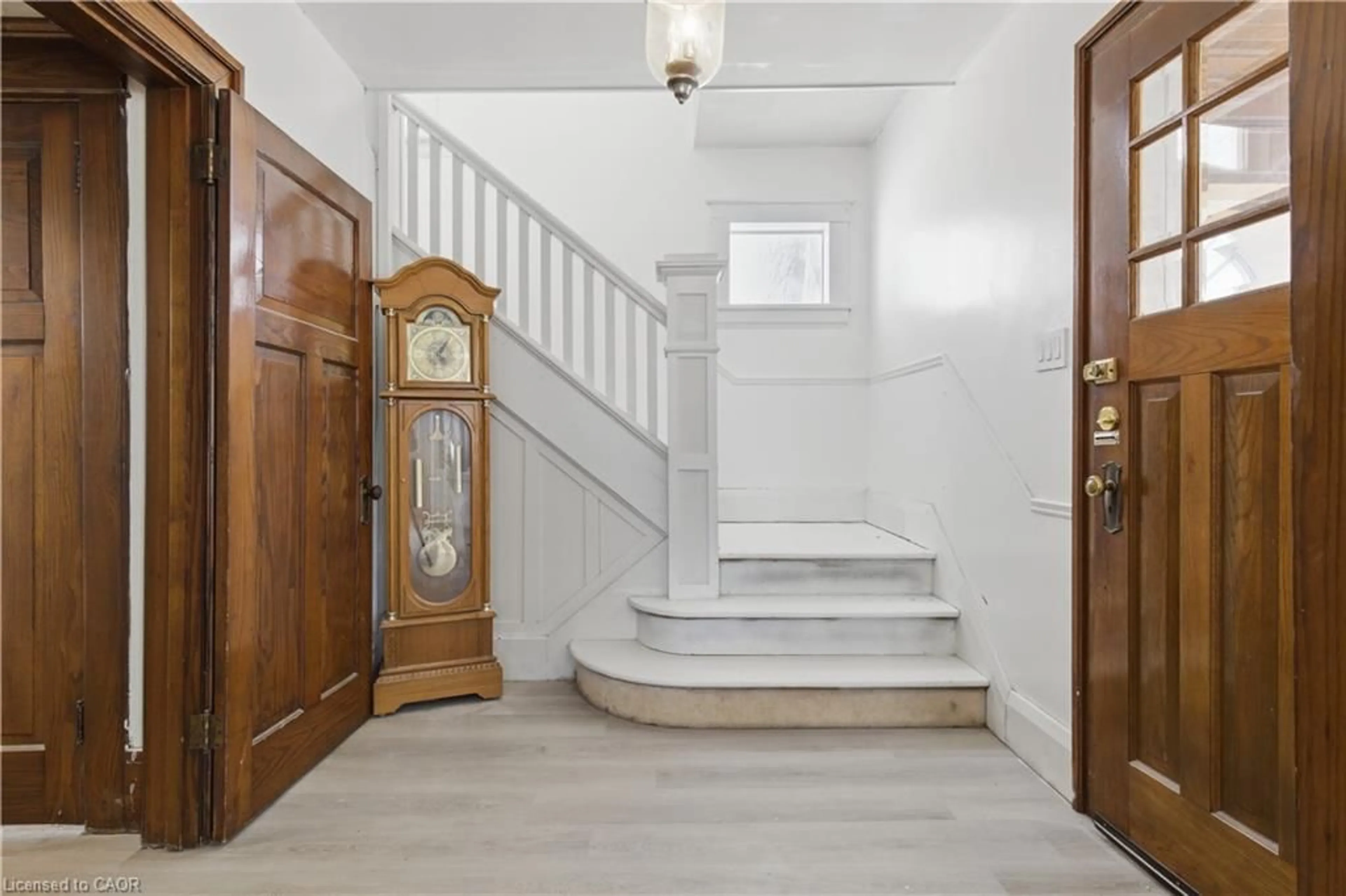 Indoor foyer for 540 Wellington Ave, Listowel Ontario N4W 2J5