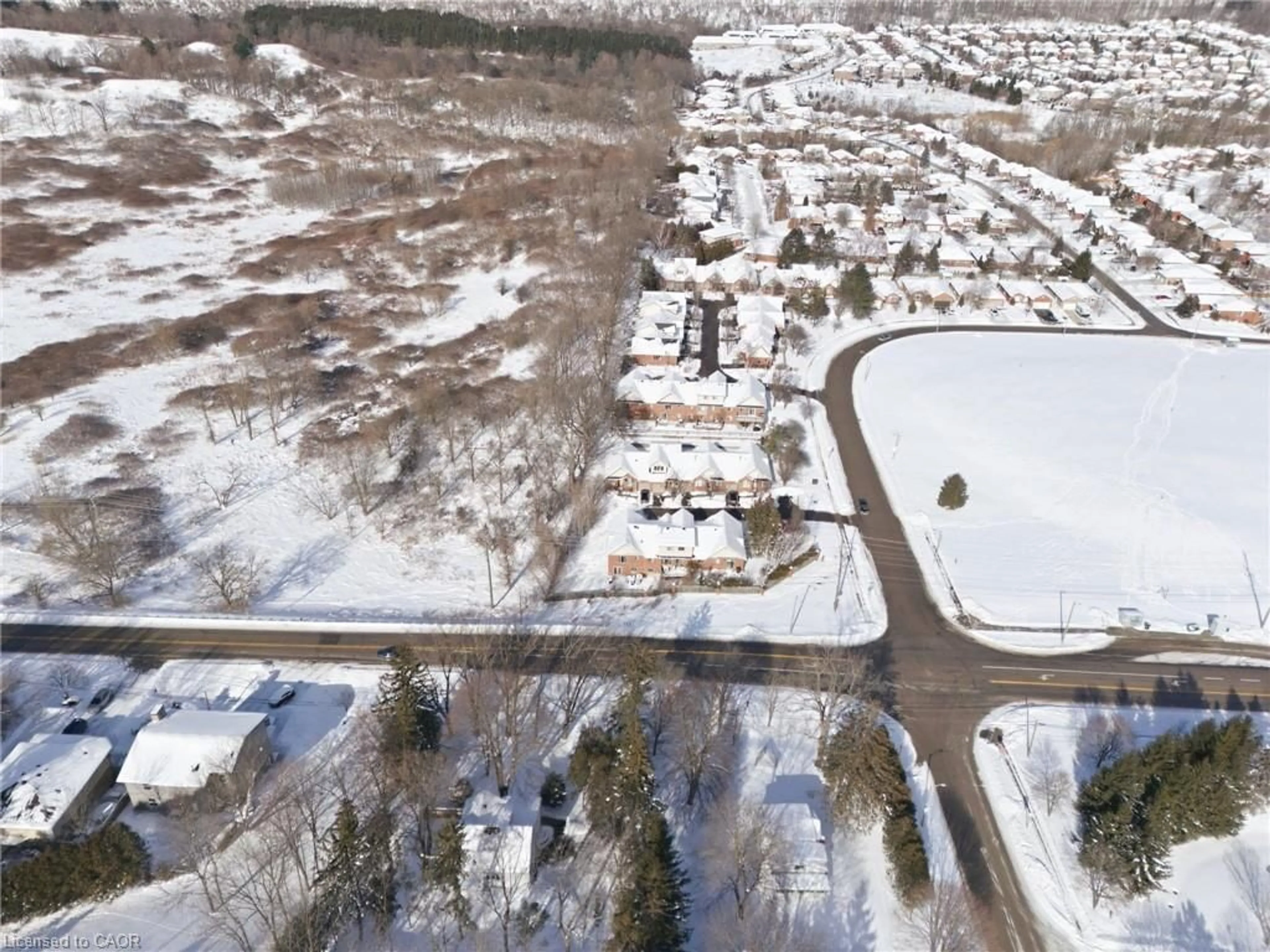 A pic from outside/outdoor area/front of a property/back of a property/a pic from drone, street for 88 Pirie Dr #5, Dundas Ontario L9H 6Y9