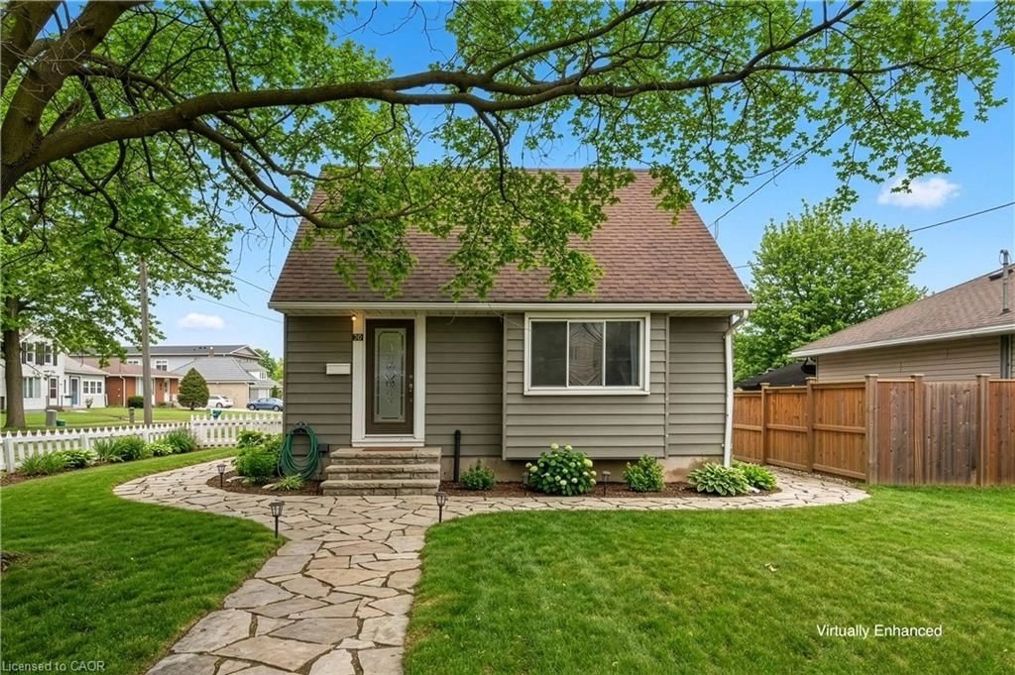 Home with vinyl exterior material, street for 70 Whyte Ave, Thorold Ontario L2V 2T7