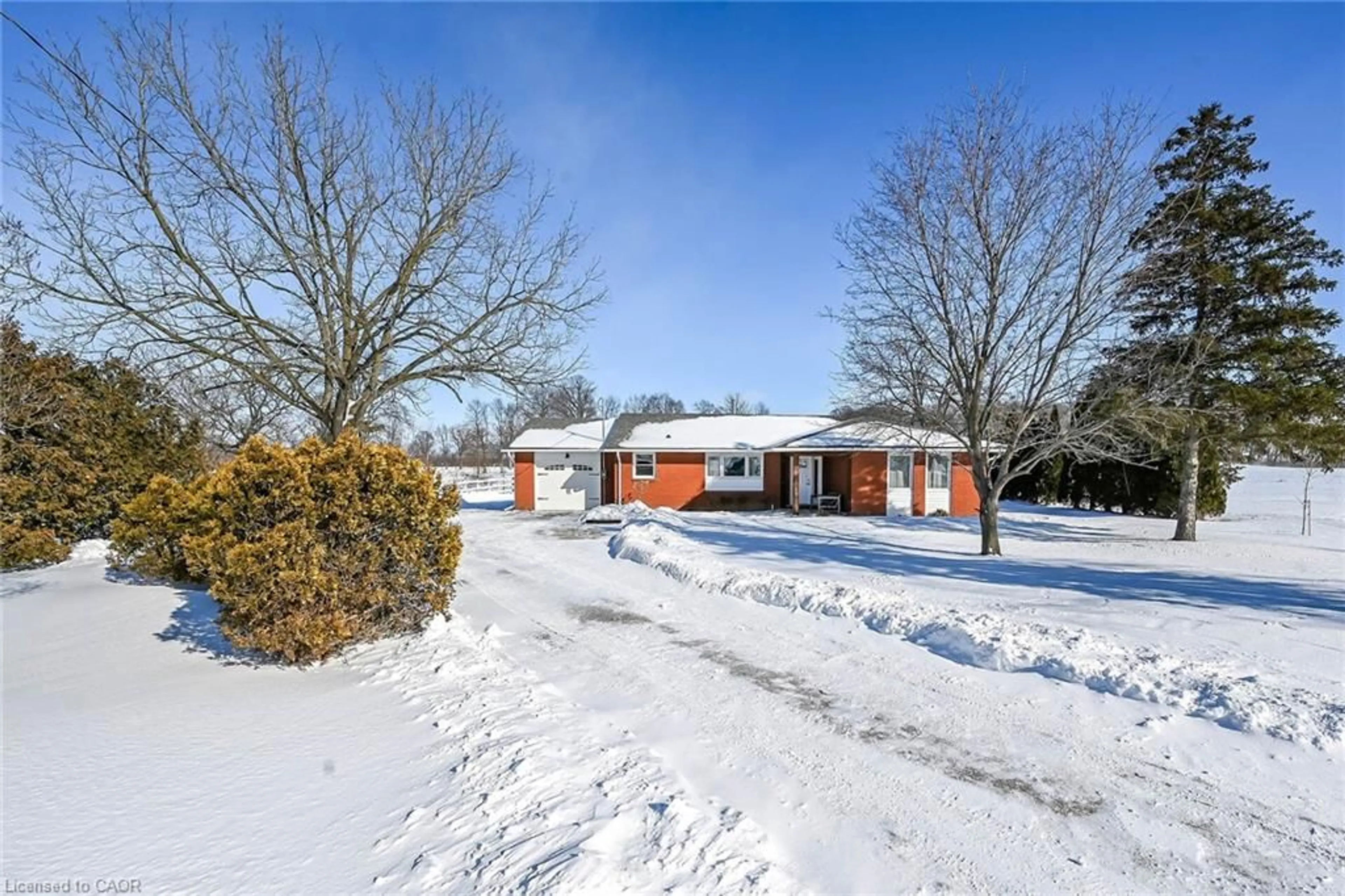 A pic from outside/outdoor area/front of a property/back of a property/a pic from drone, street for 4024 River Rd, Caledonia Ontario N3W 1T6