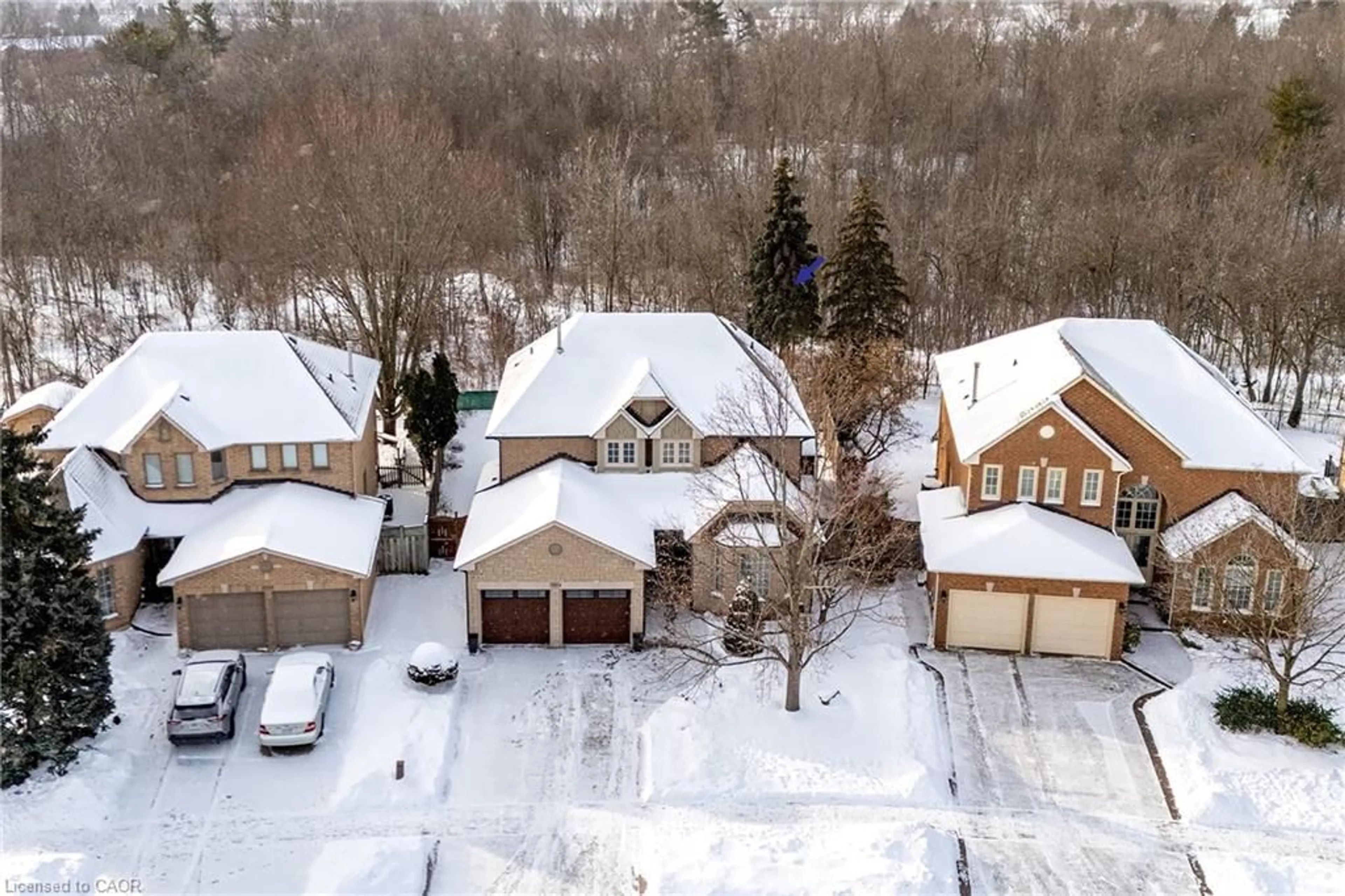 A pic from outside/outdoor area/front of a property/back of a property/a pic from drone, street for 2224 Brays Lane, Oakville Ontario L6M 3J6