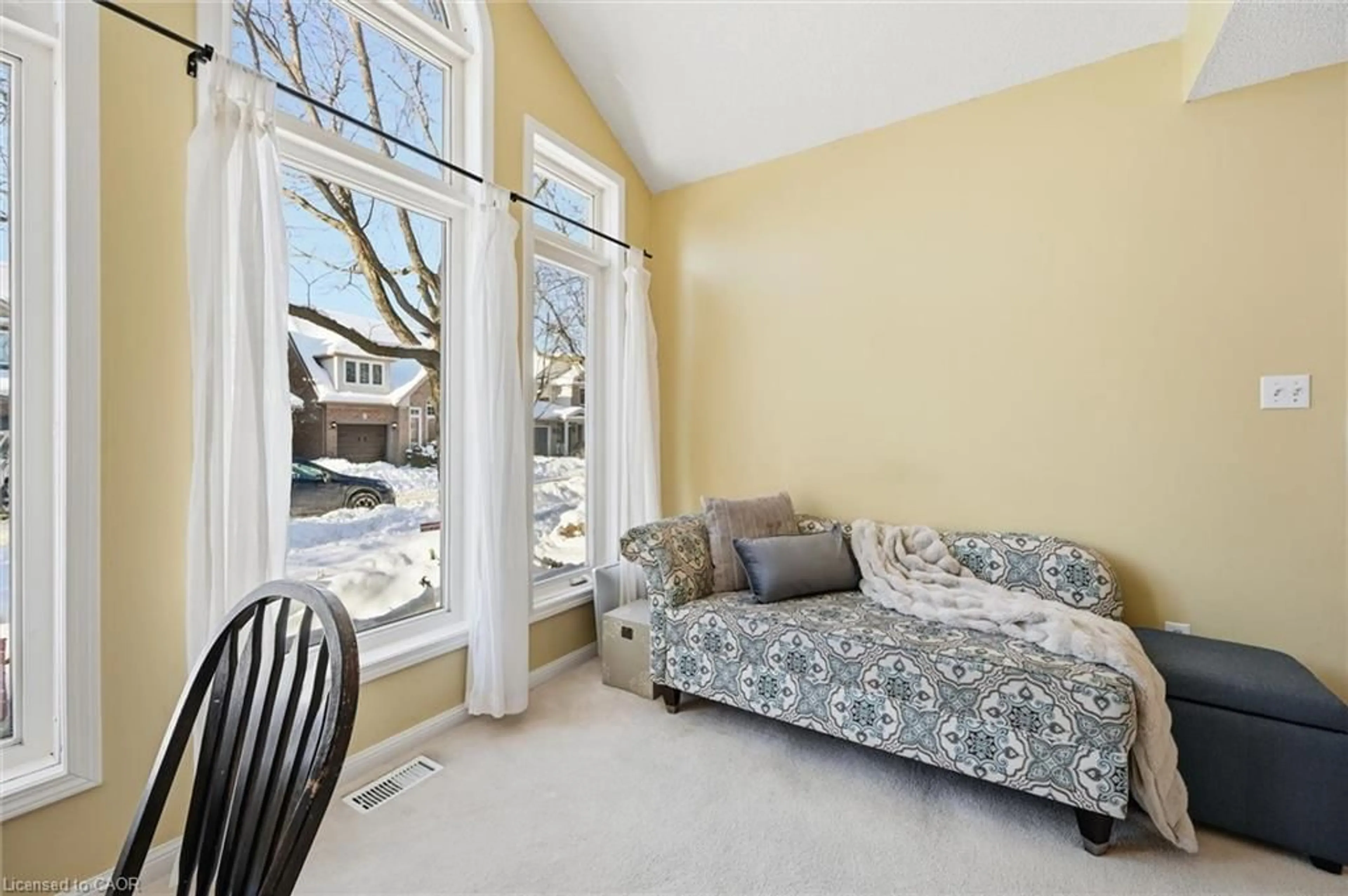 Living room with furniture, unknown for 5030 Bunton Cres, Burlington Ontario L7L 6H2