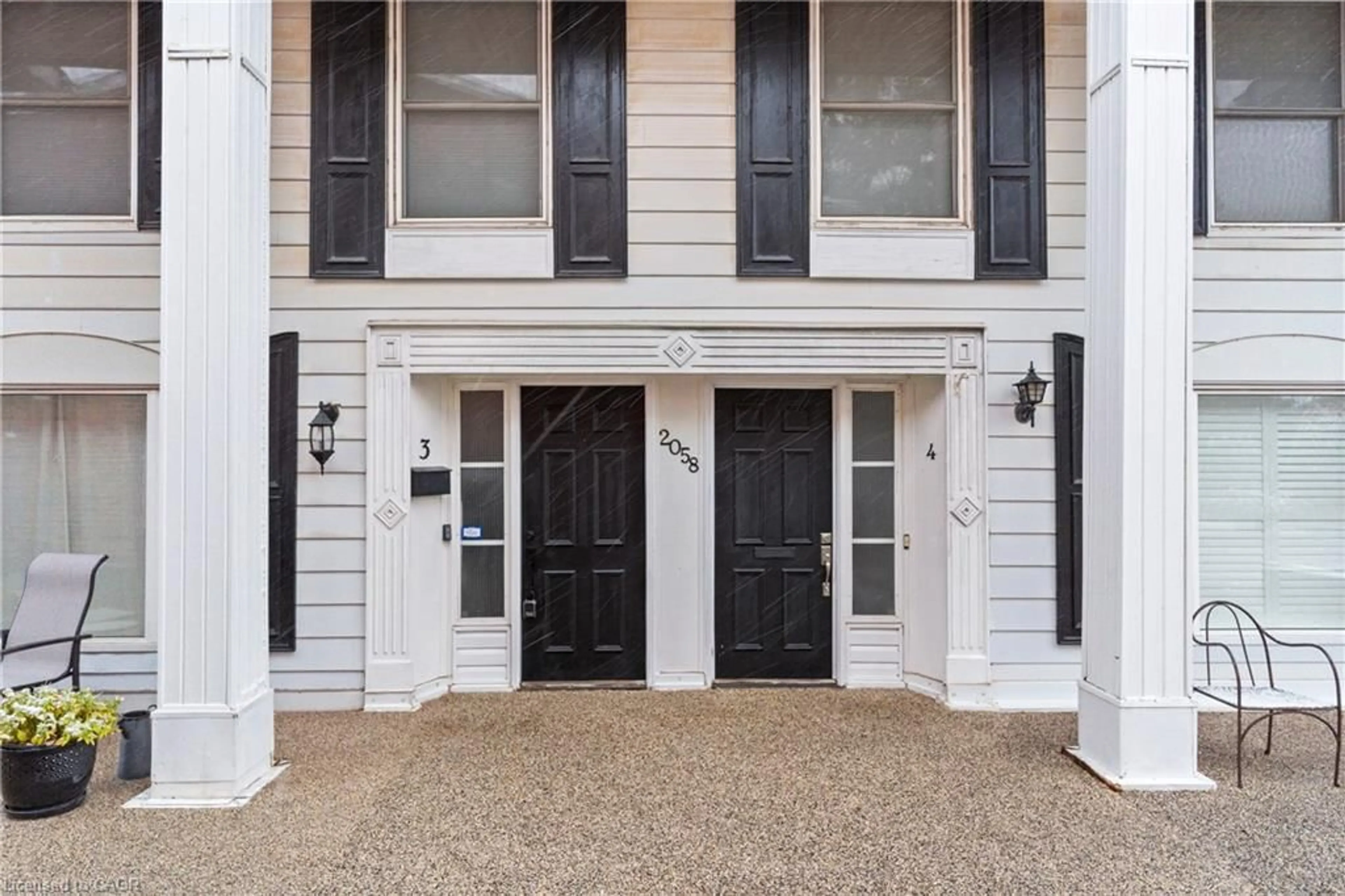 Indoor entryway for 2058 Brant St #3, Burlington Ontario L7P 3A6