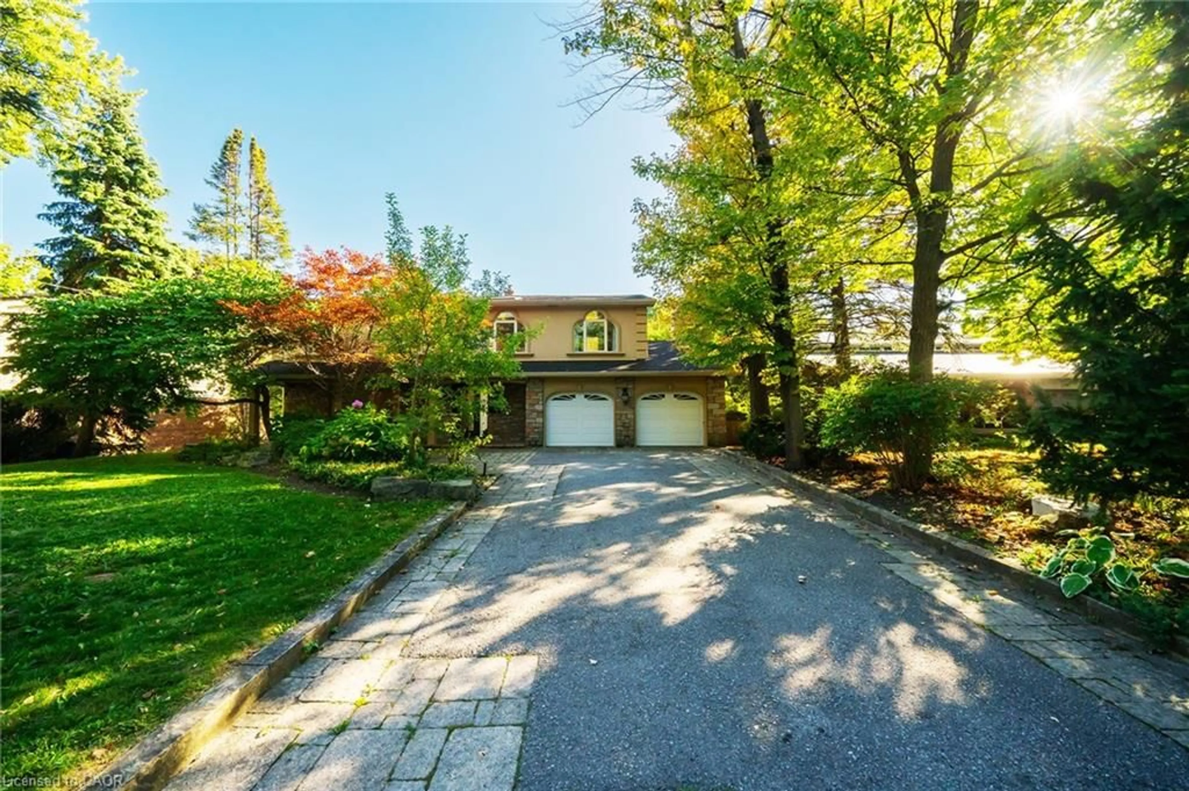 A pic from outside/outdoor area/front of a property/back of a property/a pic from drone, street for 3278 Credit Heights Dr, Mississauga Ontario L5C 2L7