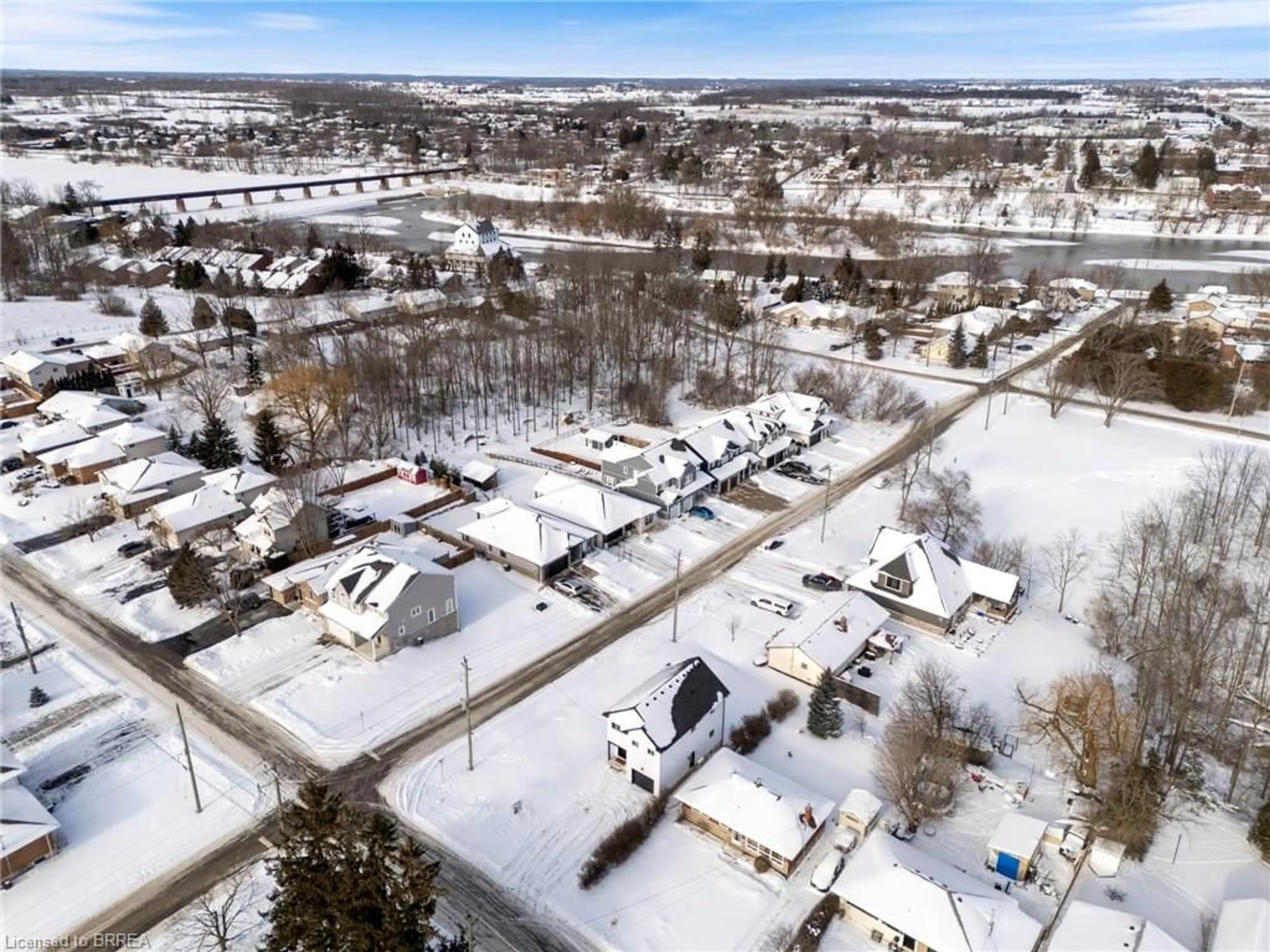 A pic from outside/outdoor area/front of a property/back of a property/a pic from drone, street for 50 Fife St, Caledonia Ontario N3W 1J2