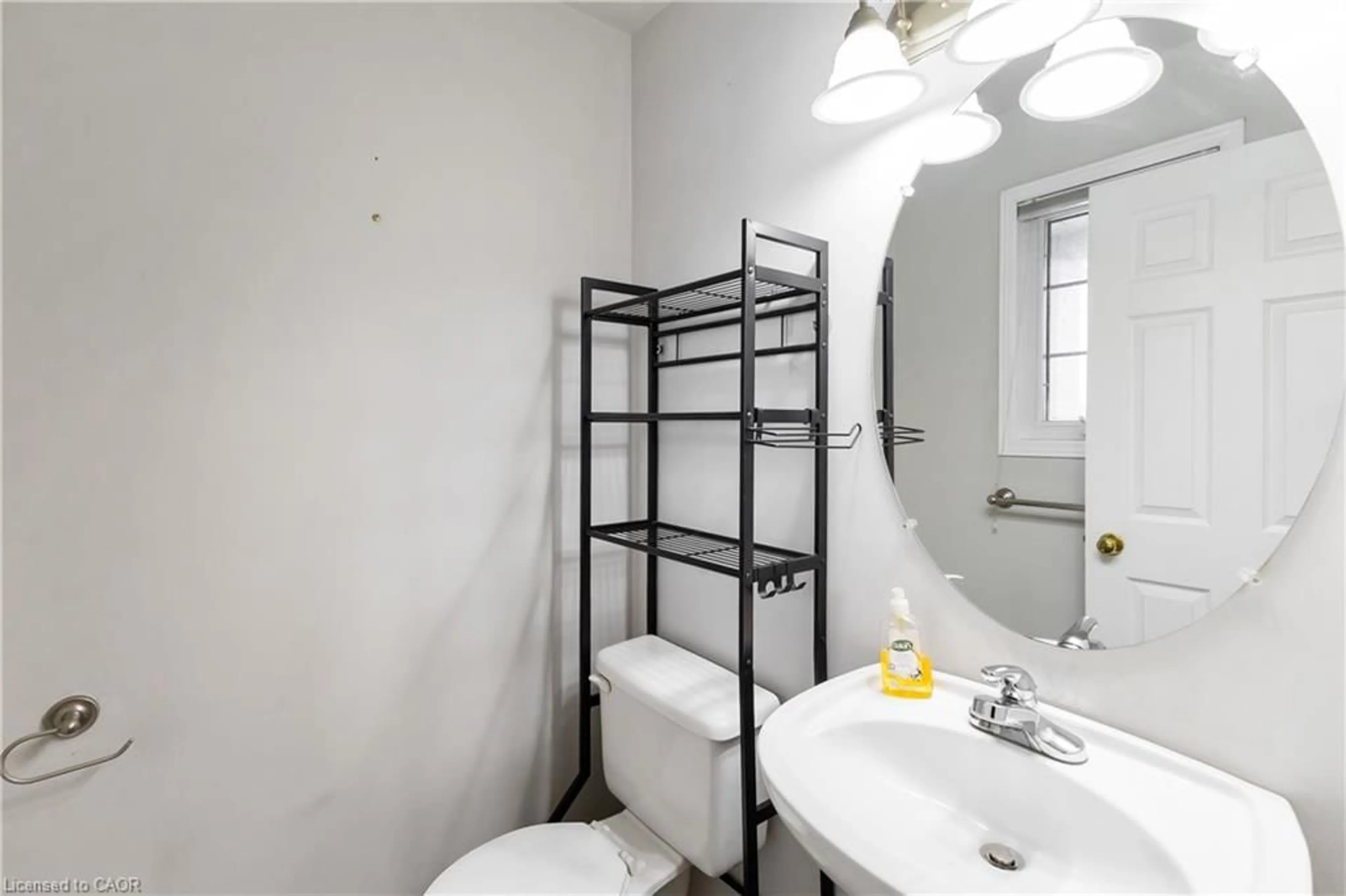 Standard bathroom, unknown for 21 Axford Pky, St. Thomas Ontario N5R 6E6