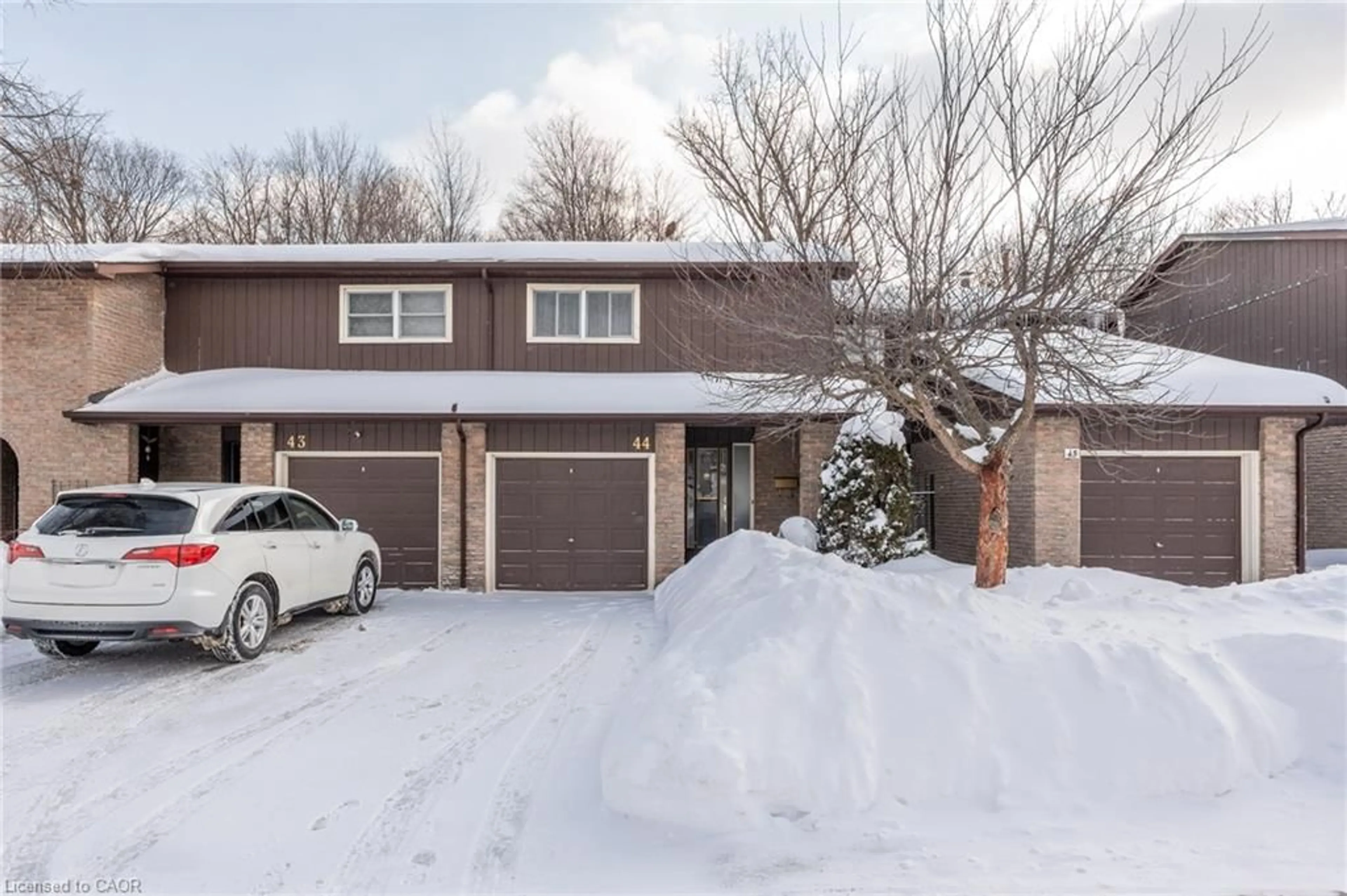 A pic from outside/outdoor area/front of a property/back of a property/a pic from drone, street for 2301 Cavendish Dr #44, Burlington Ontario L7P 3M3
