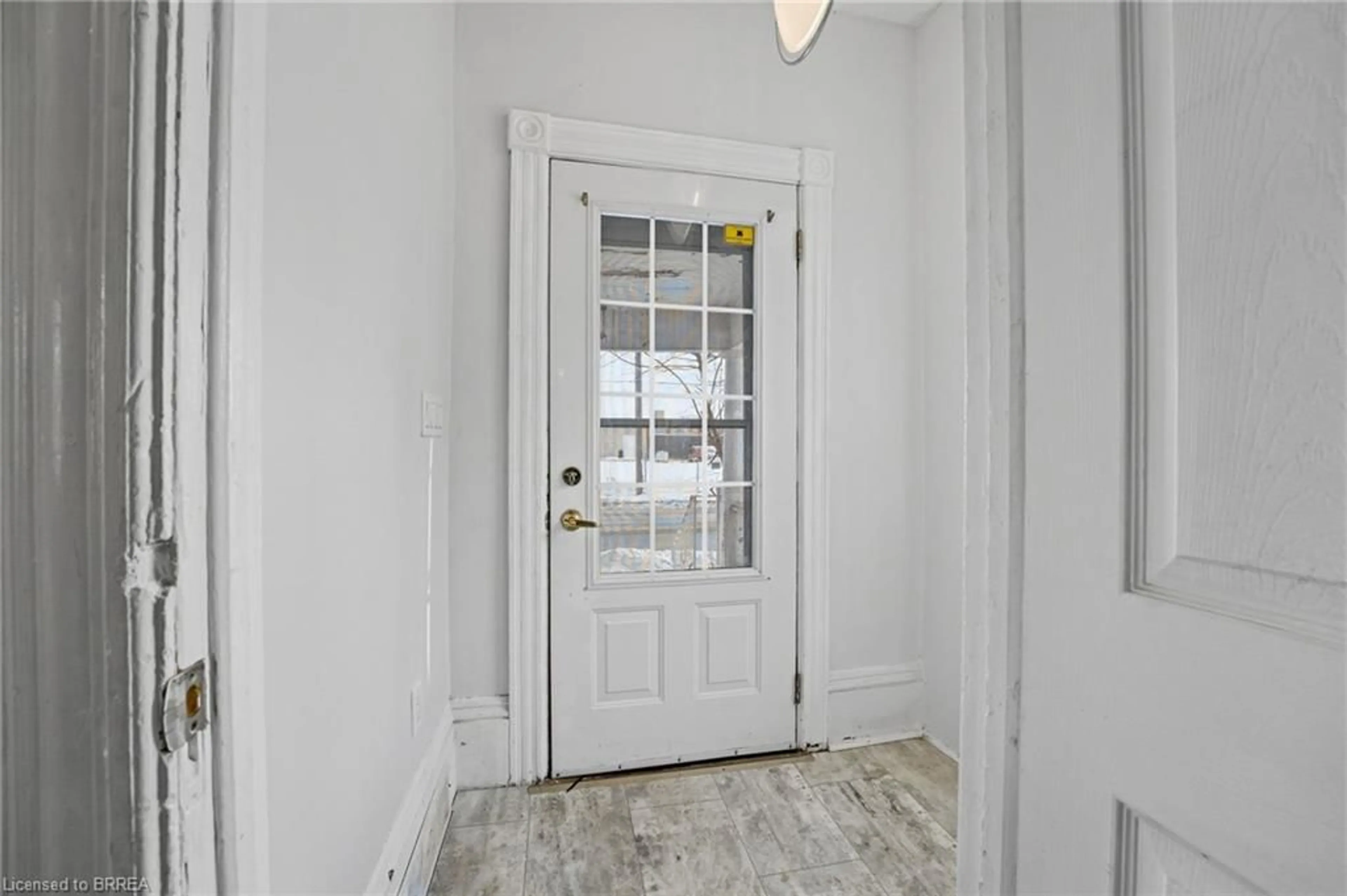 Indoor entryway for 58 Queen St, Simcoe Ontario N3Y 3Y3