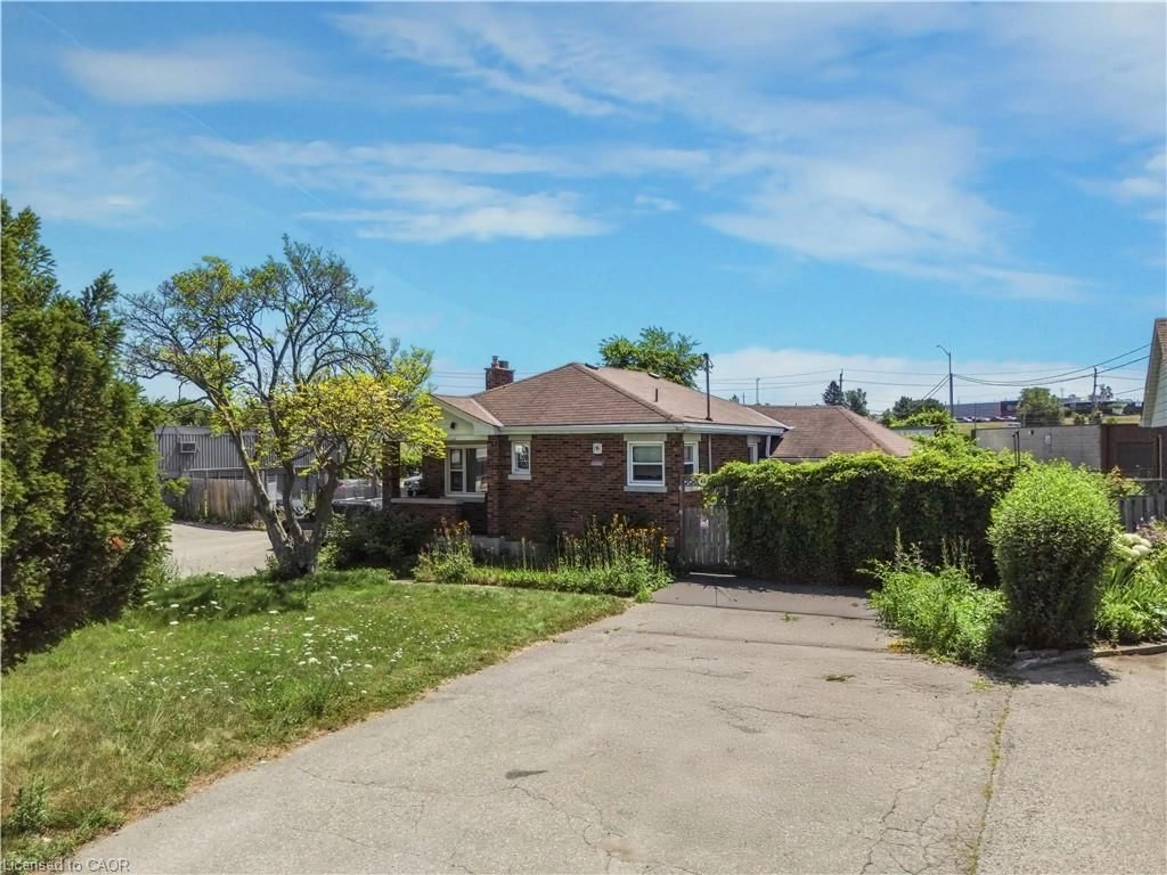A pic from outside/outdoor area/front of a property/back of a property/a pic from drone, street for 416 Queen St, Cambridge Ontario N3C 1H1