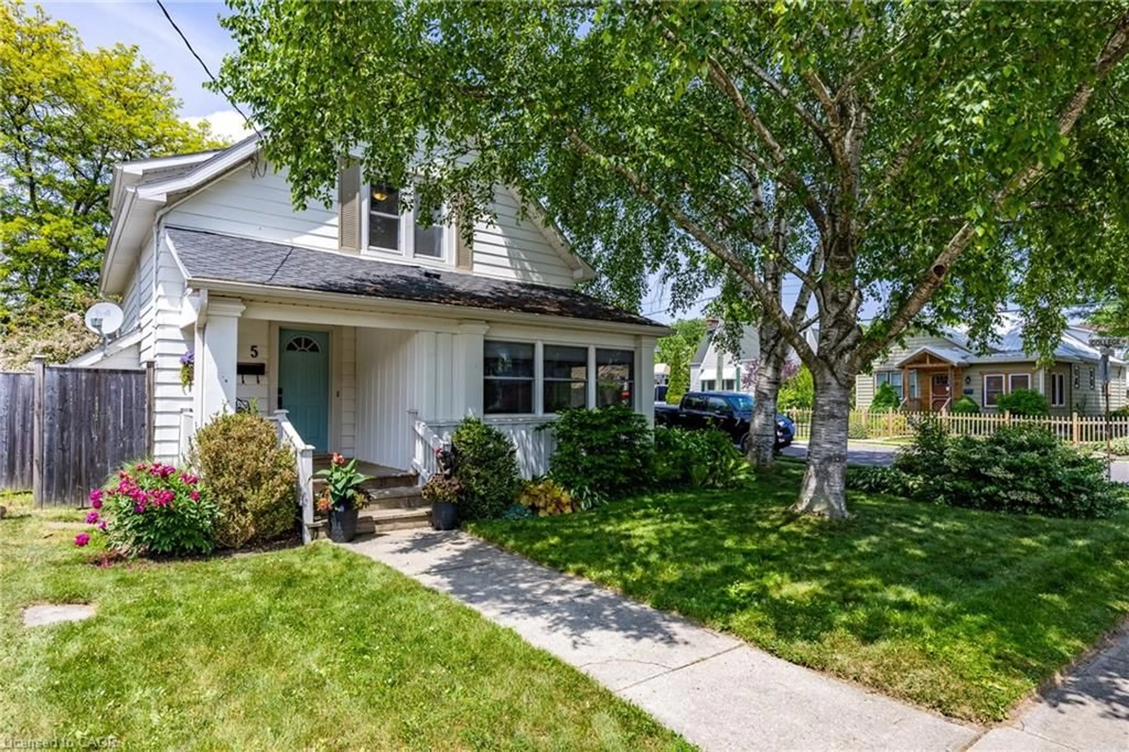 Home with vinyl exterior material, street for 5 Hawthorne Ave, Simcoe Ontario N3Y 2L6