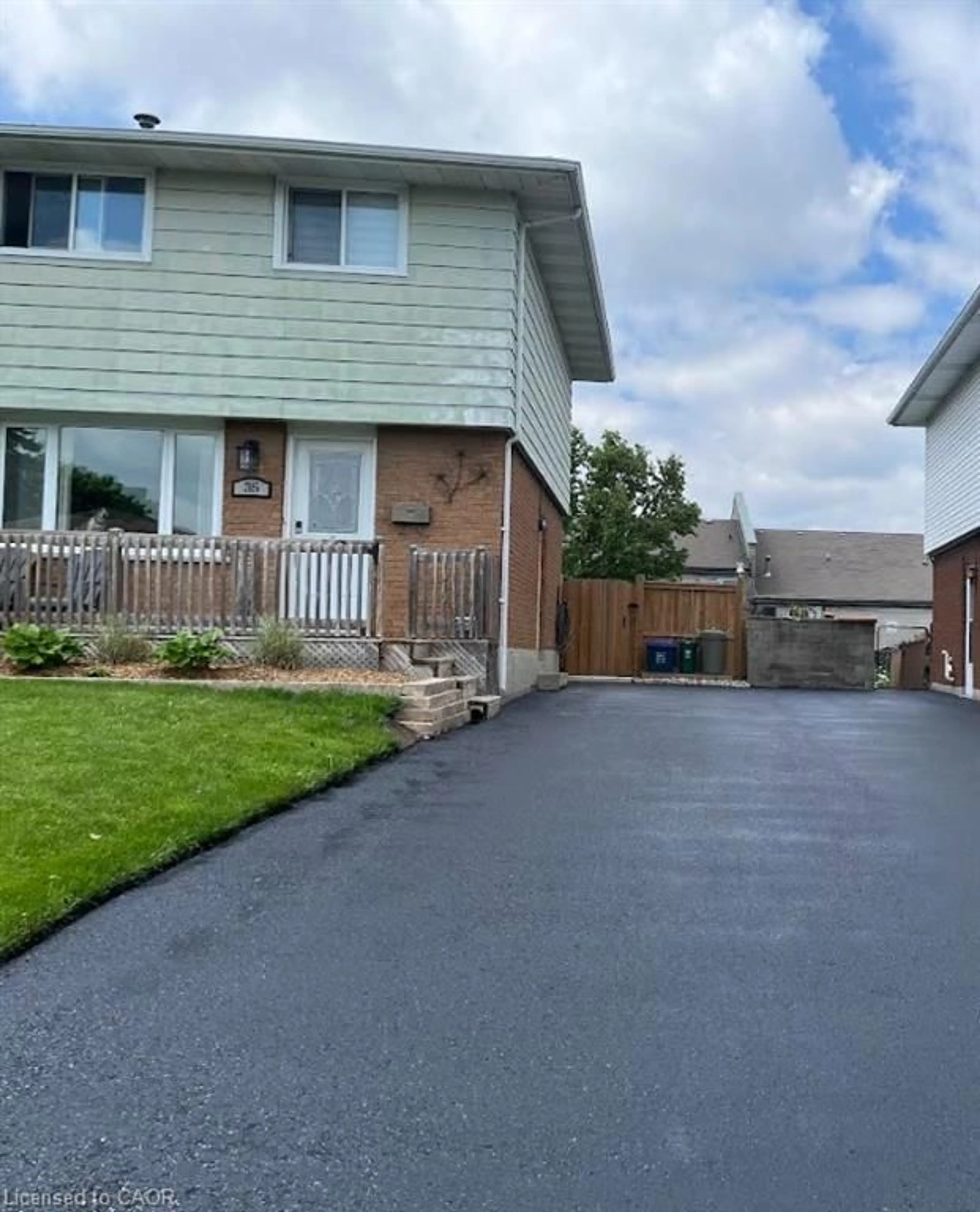 Home with vinyl exterior material, street for 35 Roberts Cres, Kitchener Ontario N2E 1A6