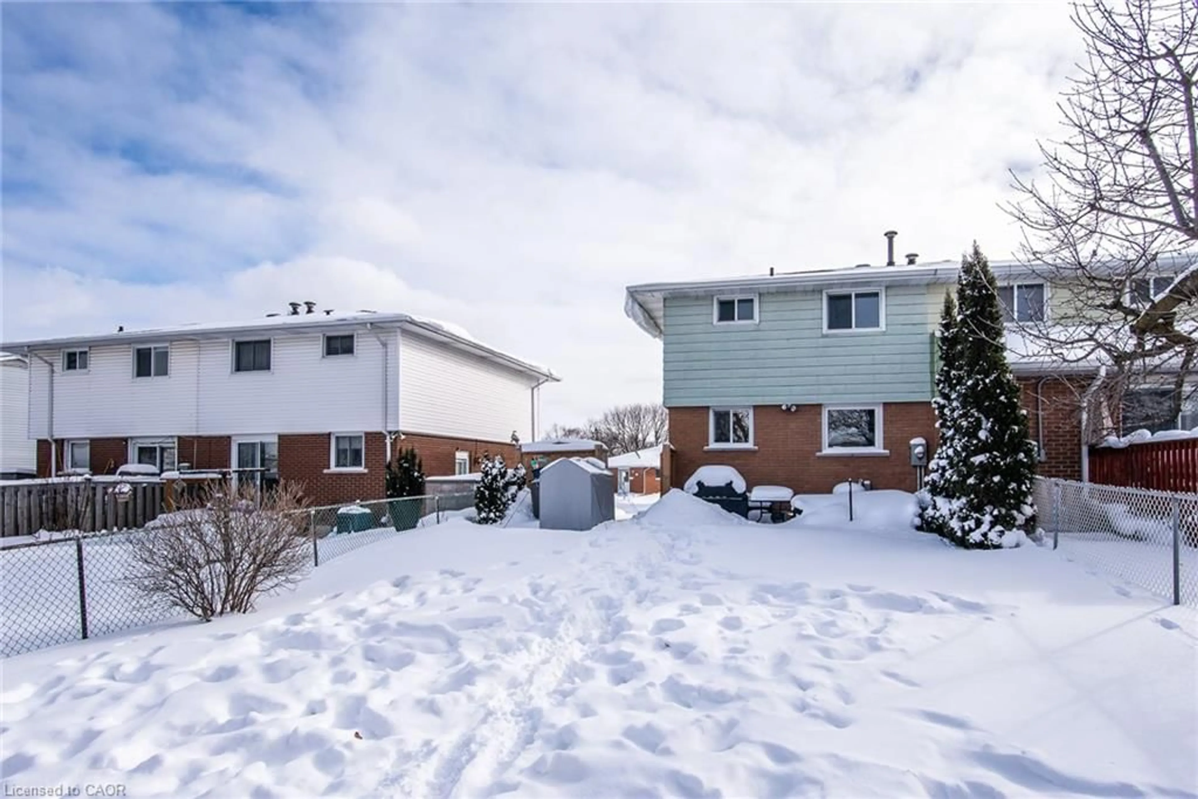 A pic from outside/outdoor area/front of a property/back of a property/a pic from drone, street for 35 Roberts Cres, Kitchener Ontario N2E 1A6