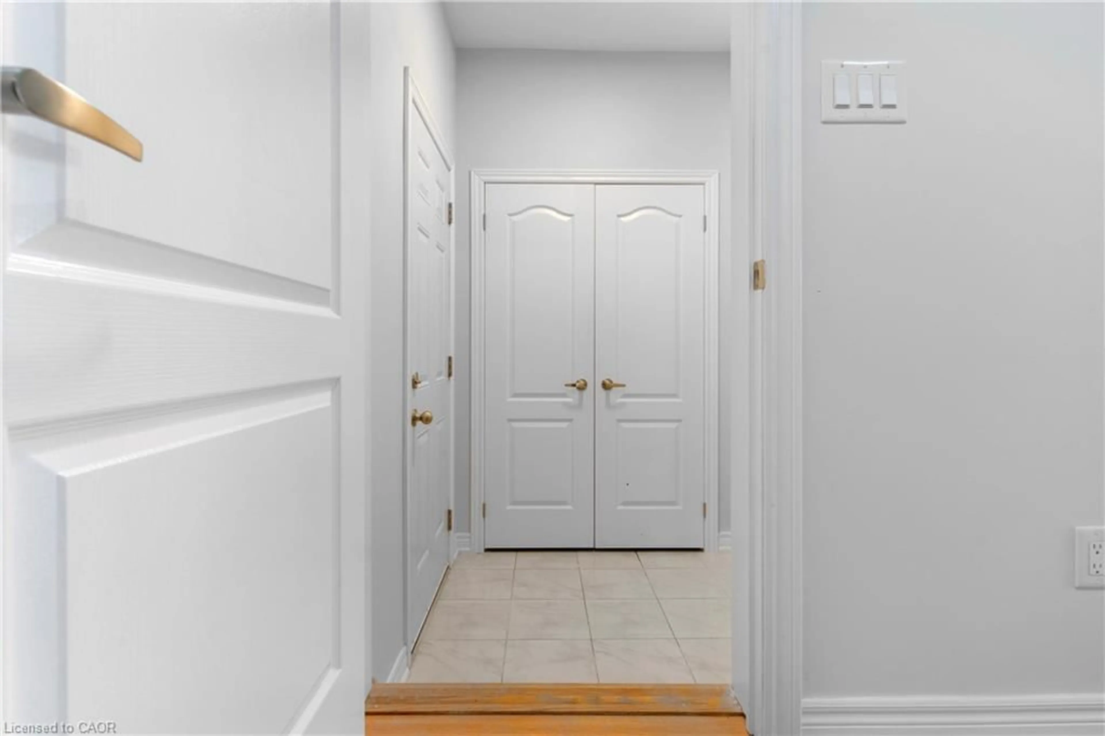 Indoor entryway for 570 Linden Dr #32, Cambridge Ontario N3H 0C9