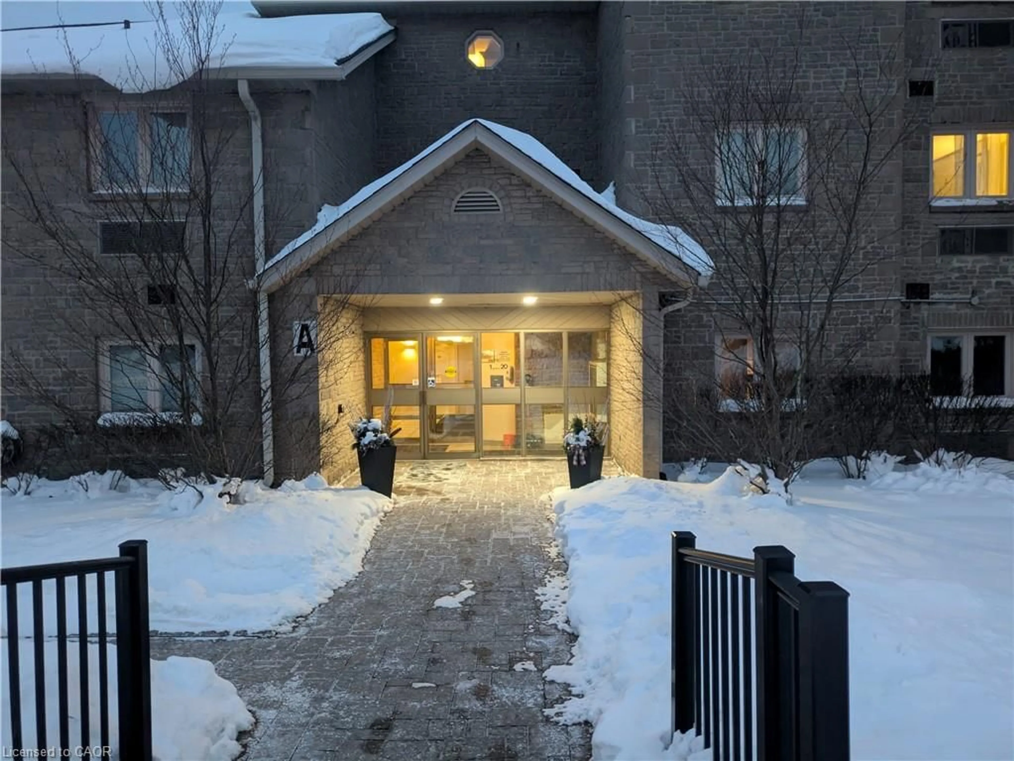 Indoor foyer for 3050 Pinemeadow Dr #16, Burlington Ontario L7M 3X5