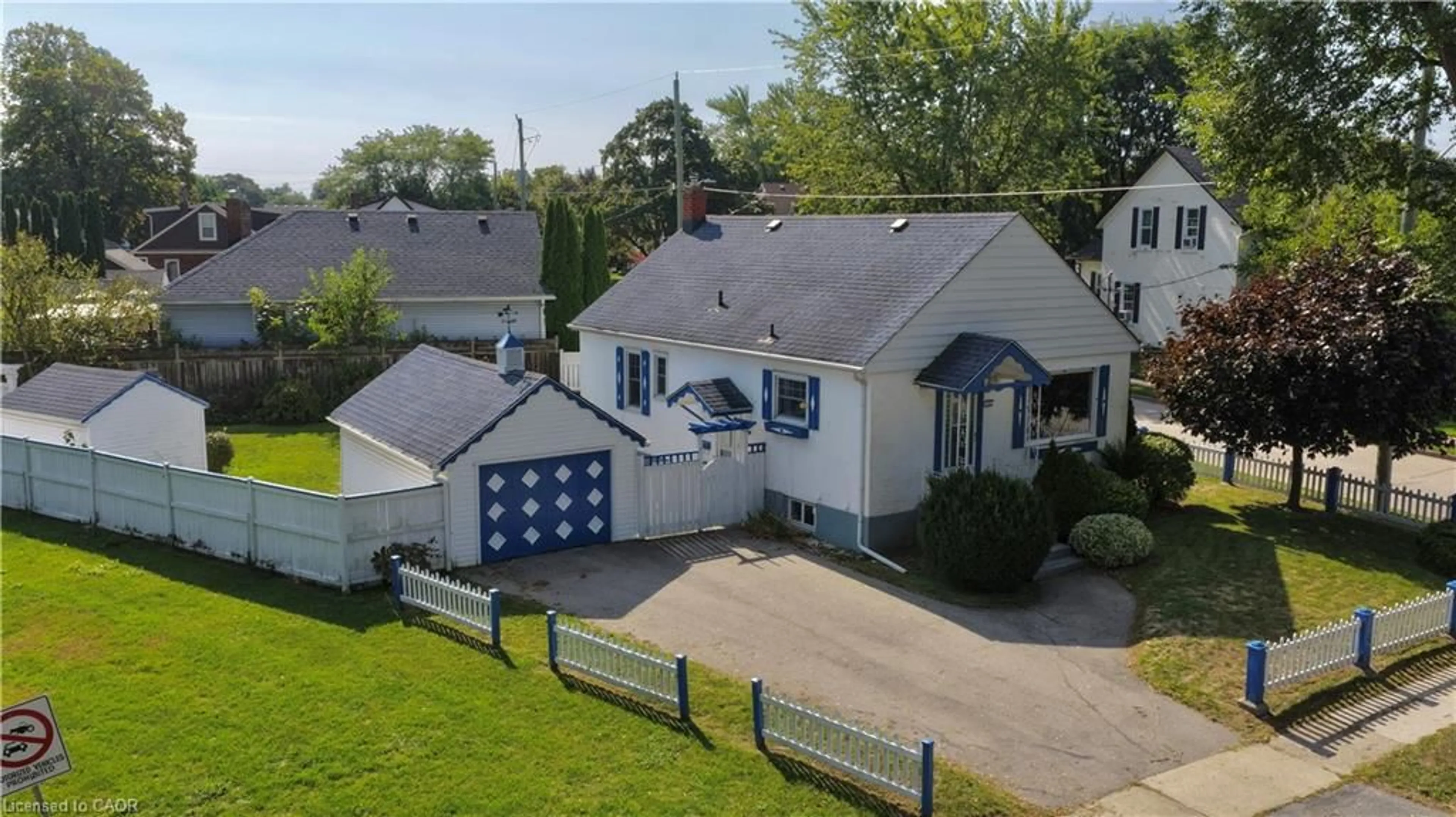 A pic from outside/outdoor area/front of a property/back of a property/a pic from drone, street for 272 Carlton St, St. Catharines Ontario L2N 1B9