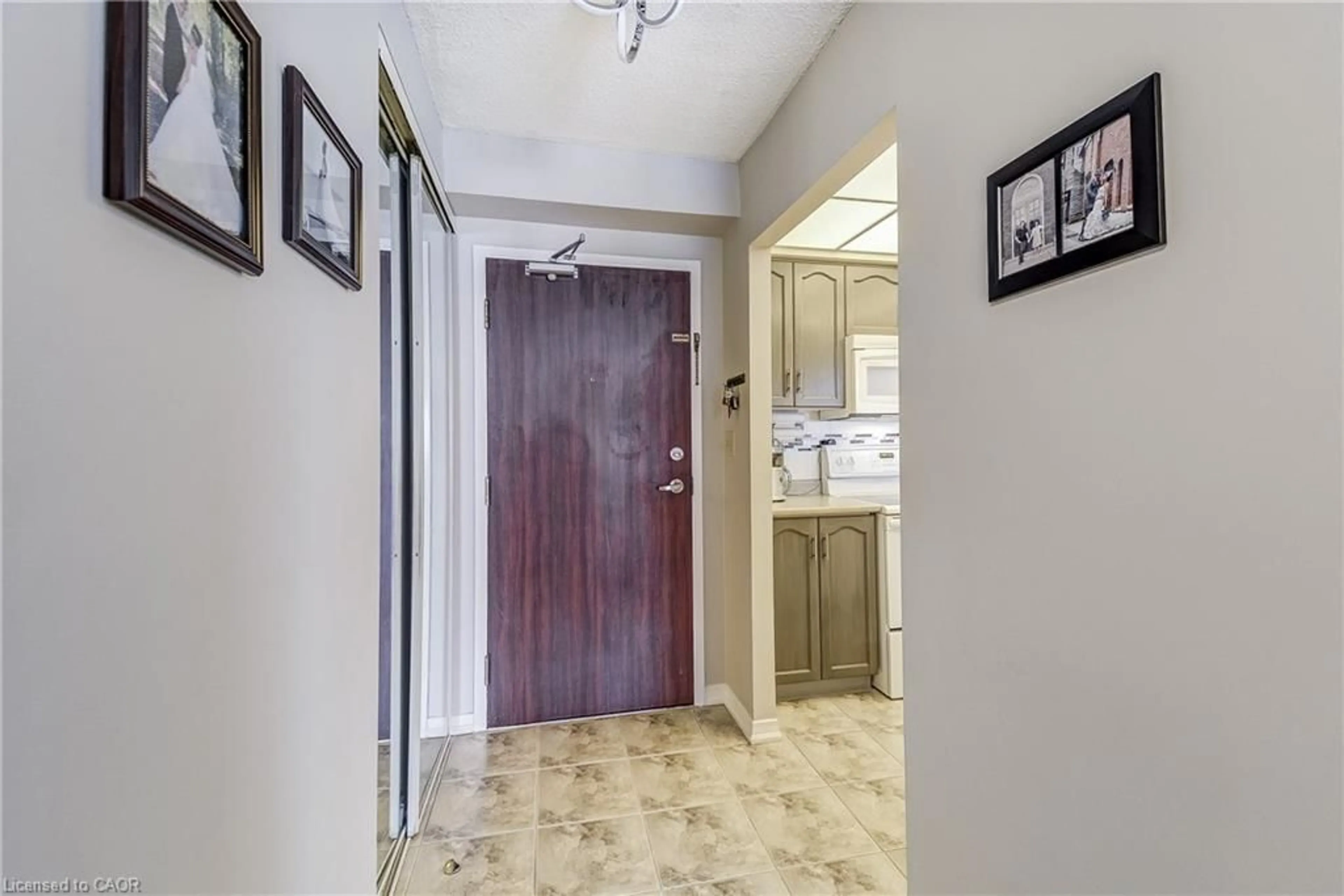 Indoor foyer for 495 Highway No. 8 #510, Hamilton Ontario L8G 5E1