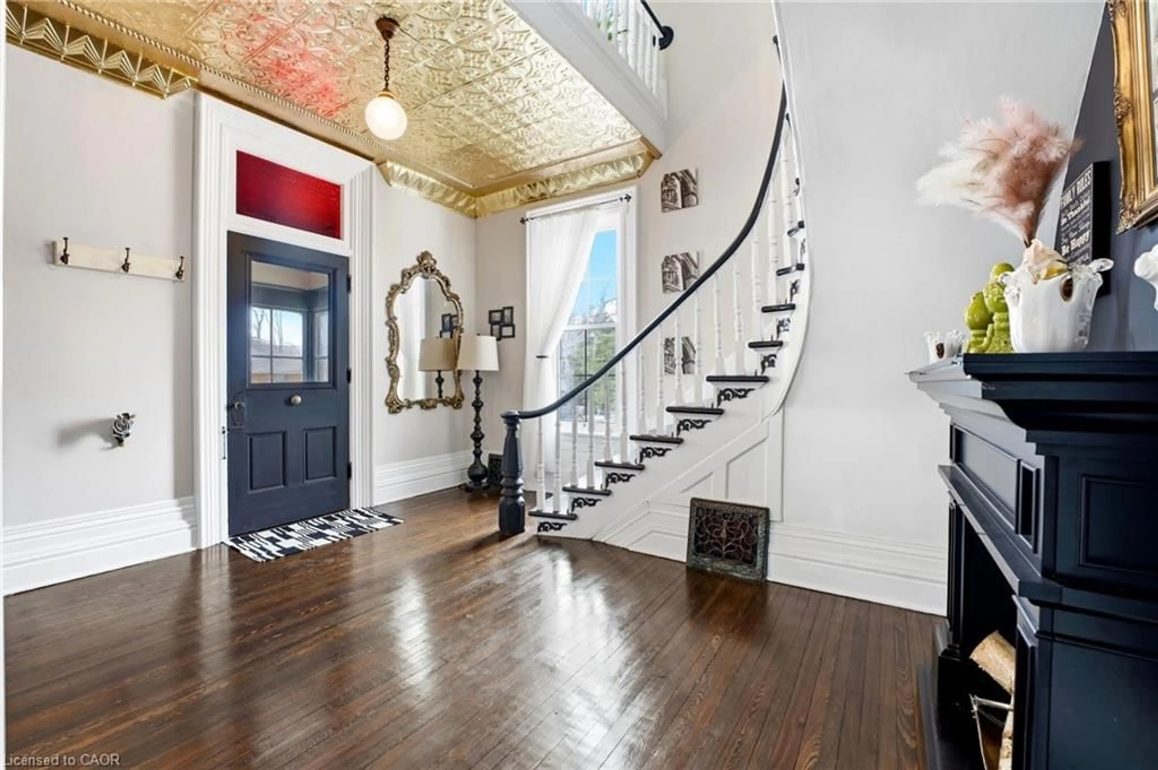 Indoor foyer for 259 Western Ave, Delhi Ontario N4B 1R9