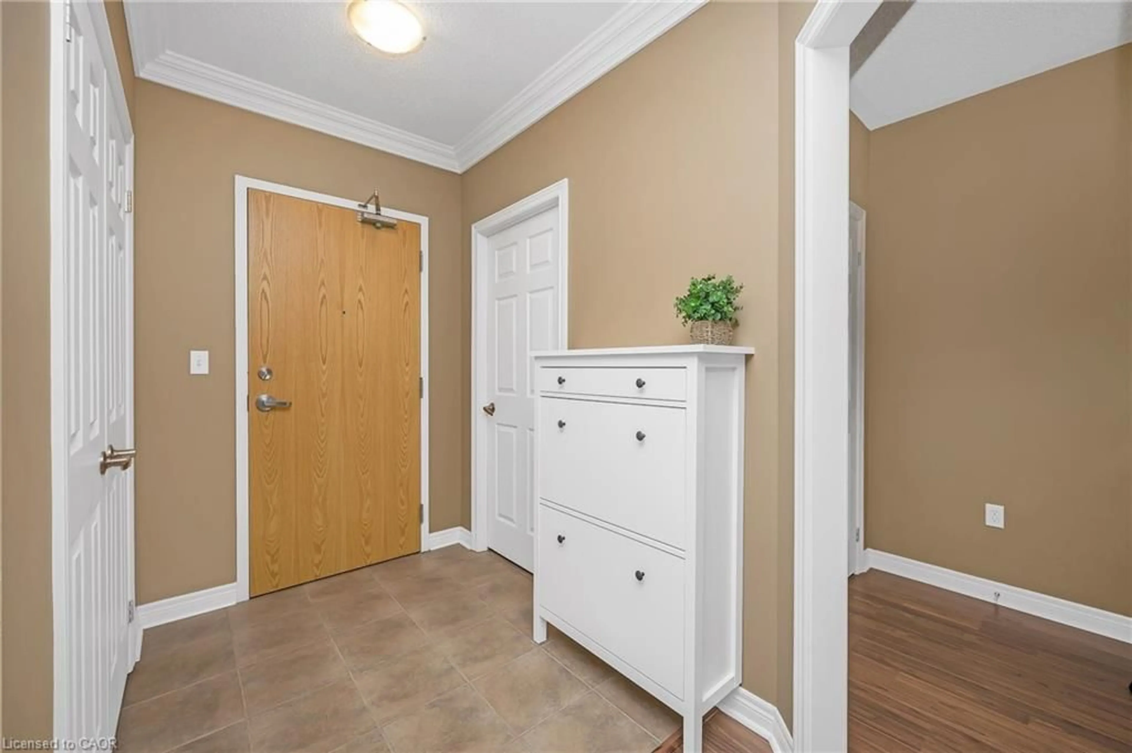 Indoor entryway for 1980 Imperial Way #212, Burlington Ontario L7L 0E7