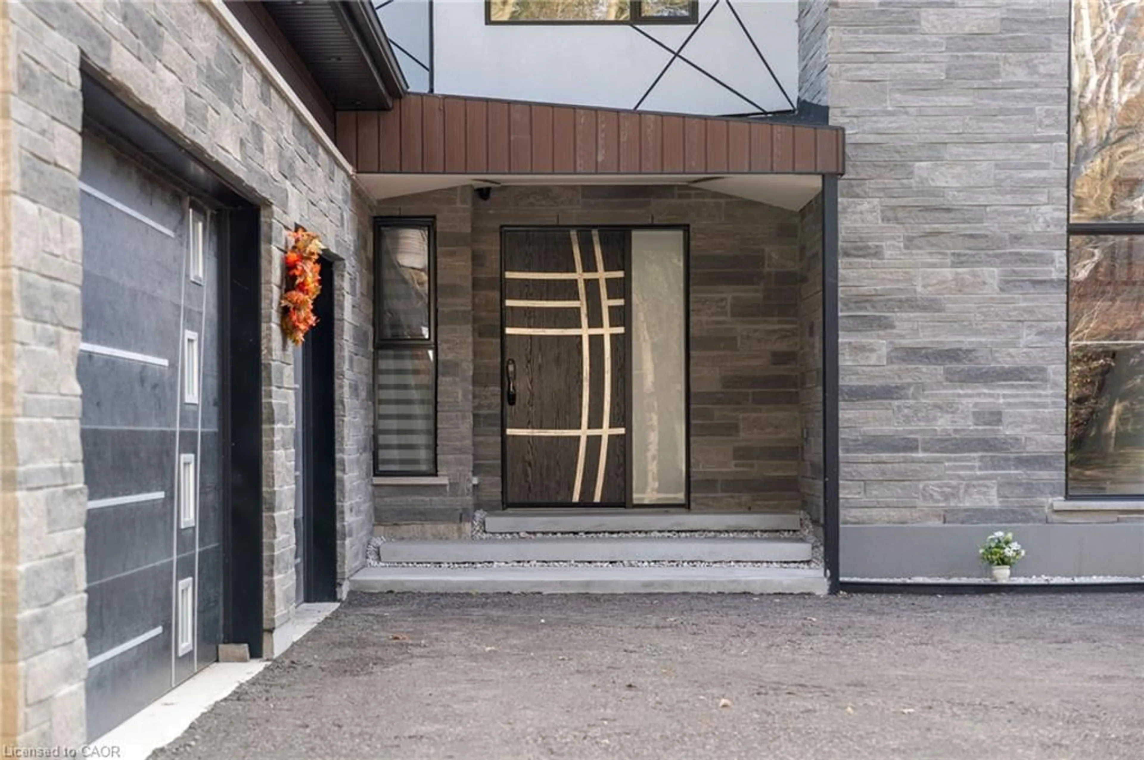 Indoor entryway for 6 Campbell Farm Rd, Brantford Ontario N3T 5L6